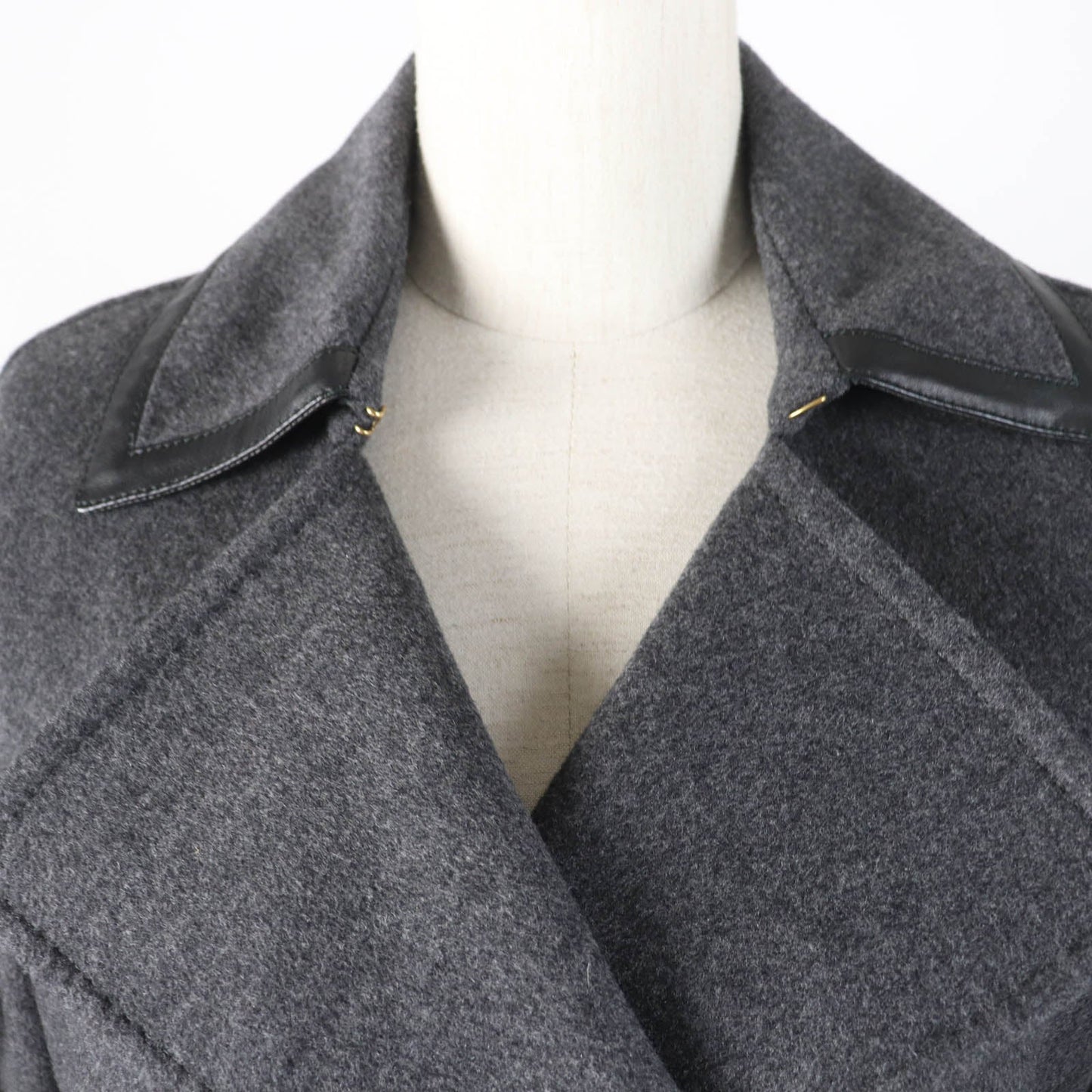 LOUIS VUITTON coat Main: 90% wool, Main: 10% cashmere, Lining: 100% rayon, Part: sheepskin gray Women 36