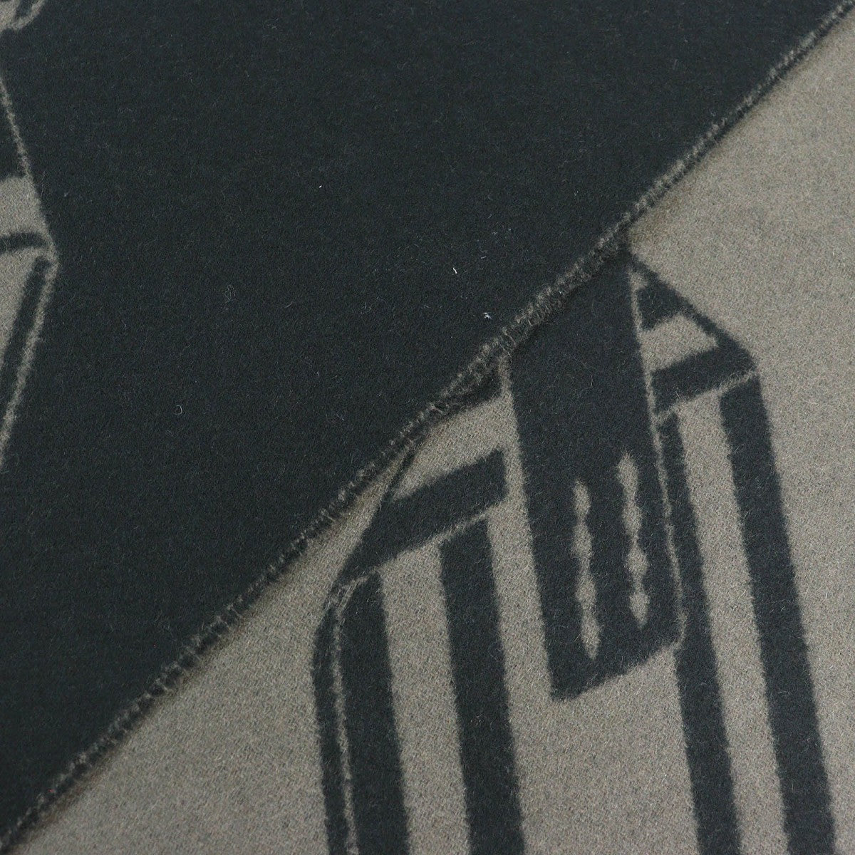 HERMES Scarf H394808T cashmere black basalt zigzag sangre