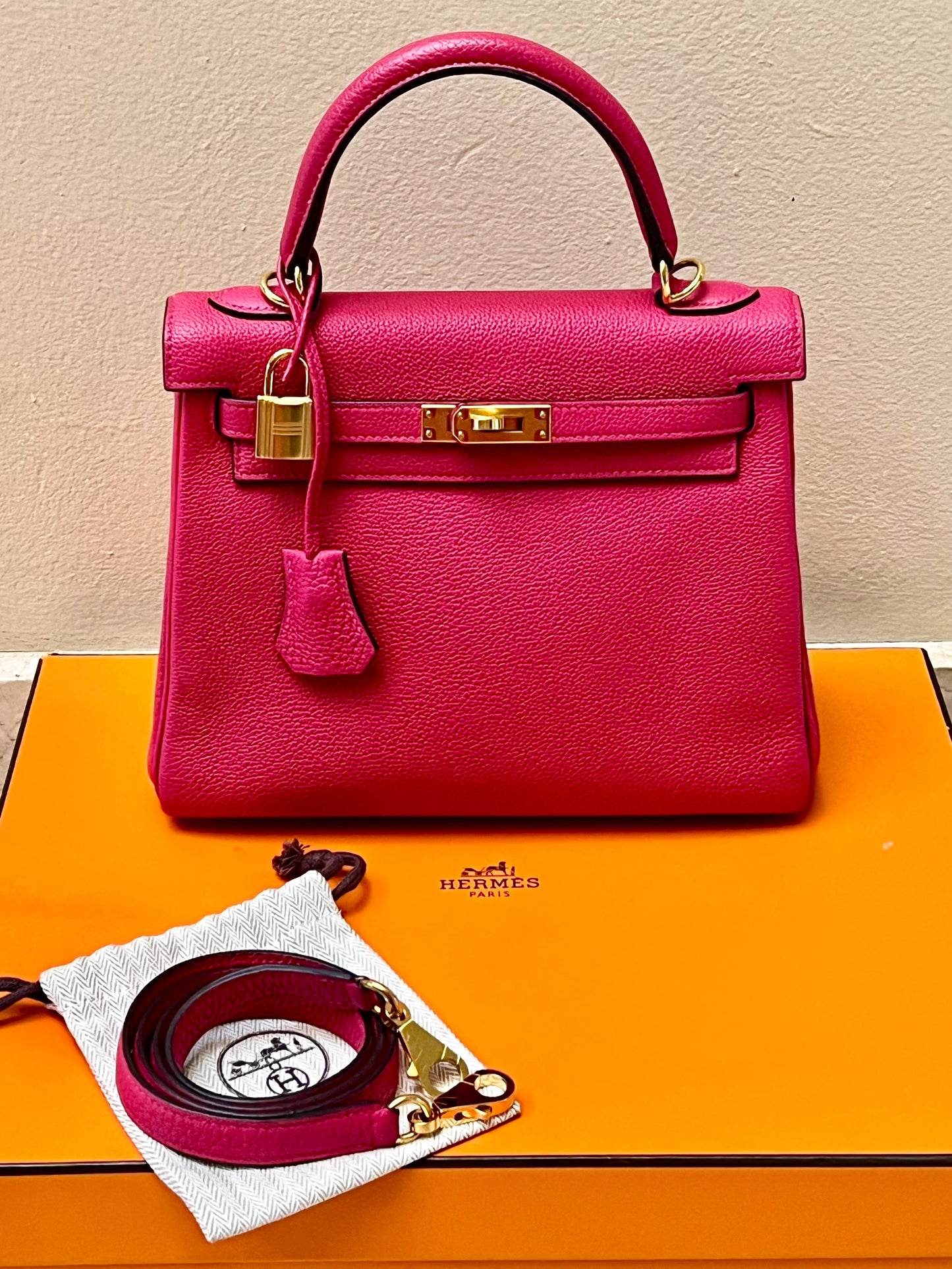 HERMÈS KELLY 25 CLEMENCE LEATHER BAG IN ROSE EXTREME