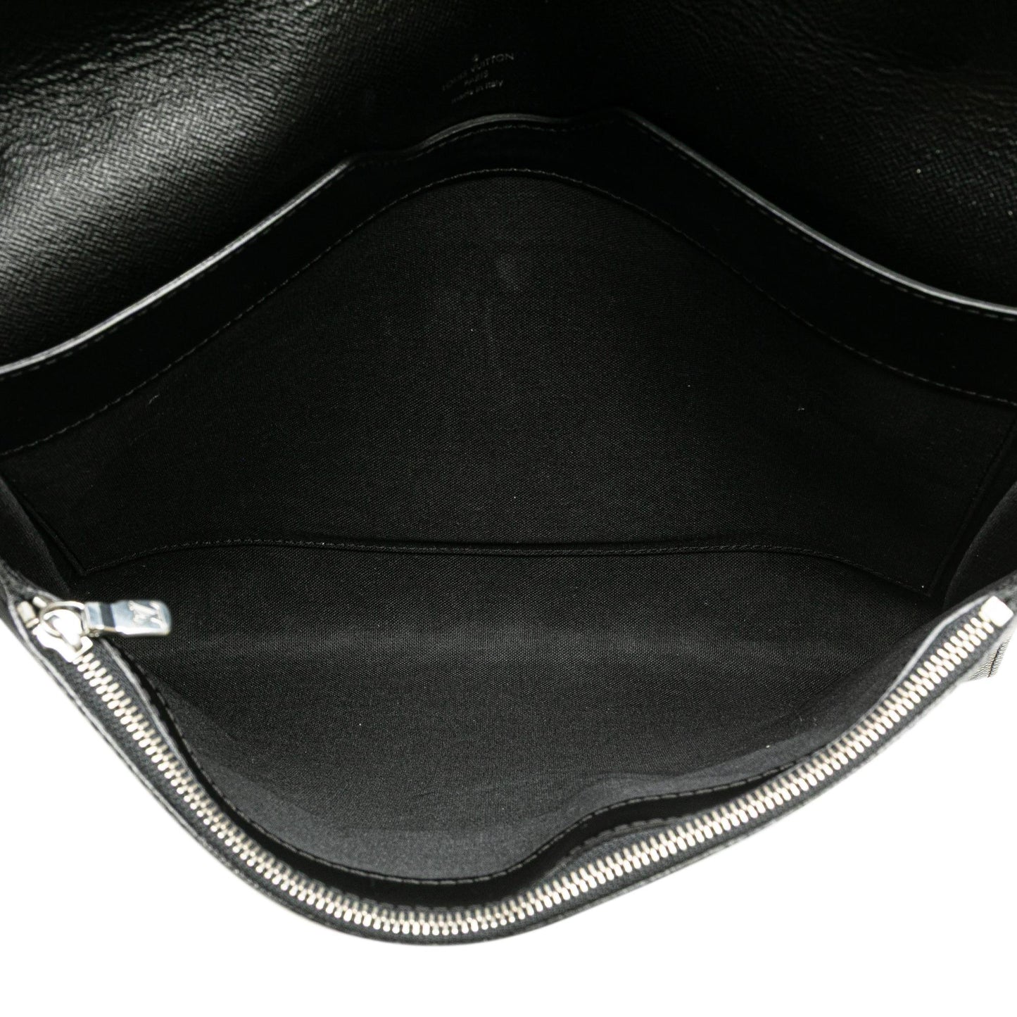 Louis Vuitton Taiga Minuto