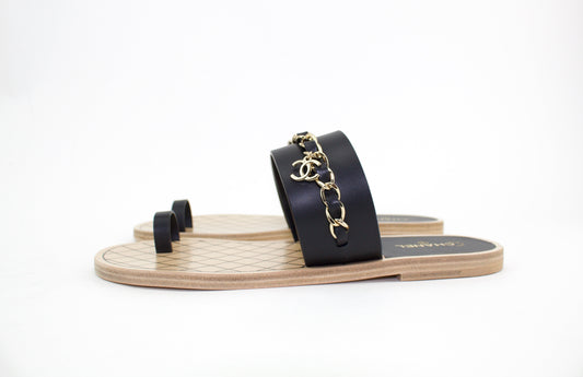 CHANEL FLAT TOE RING THONG W/ CHAIN EMBELLISHMENT