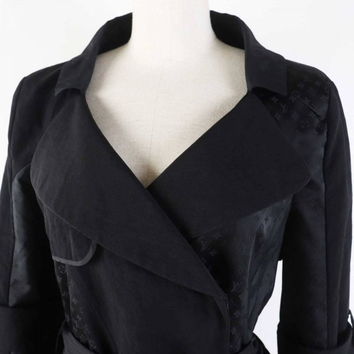LOUIS VUITTON trench coat Outer: 37% nylon, Outer: 35% polyester, Outer: 28% silk, Lining: 50% cupra, Lining: 50% rayon black Women 34