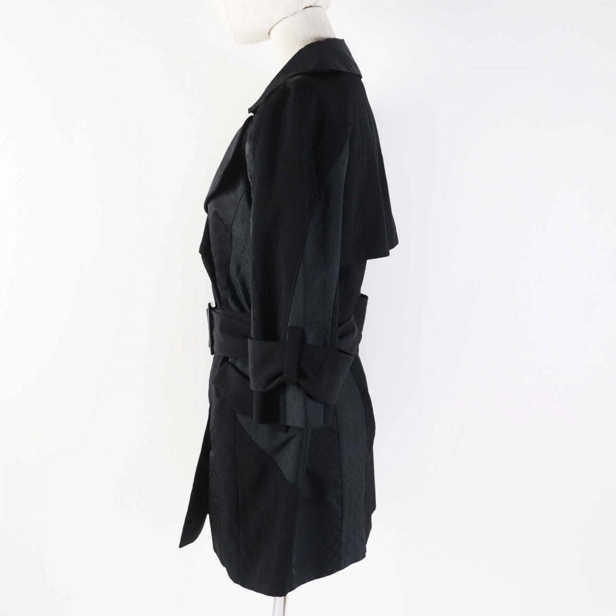 LOUIS VUITTON trench coat Outer: 37% nylon, Outer: 35% polyester, Outer: 28% silk, Lining: 50% cupra, Lining: 50% rayon black Women 34