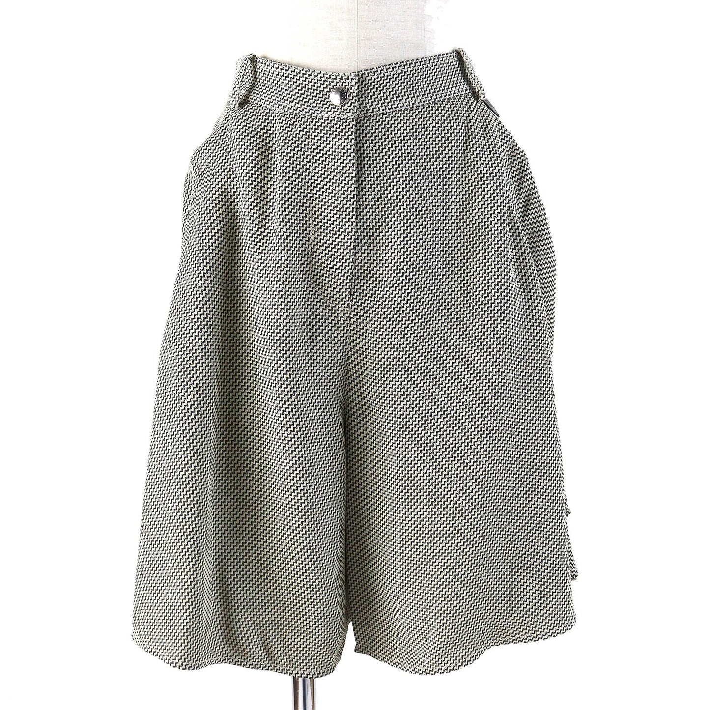 LOUIS VUITTON Shorts Outer: 53% rayon, Outer: 47% acetate, Lining: 100% silk Beige black Women 40
