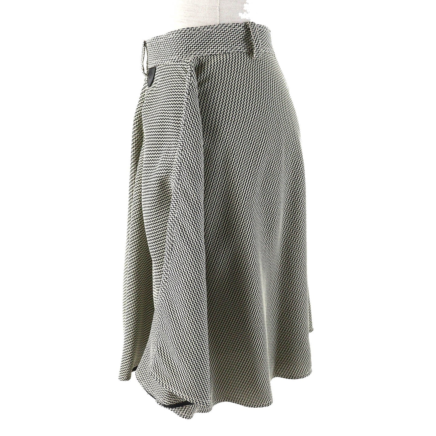 LOUIS VUITTON Shorts Outer: 53% rayon, Outer: 47% acetate, Lining: 100% silk Beige black Women 40