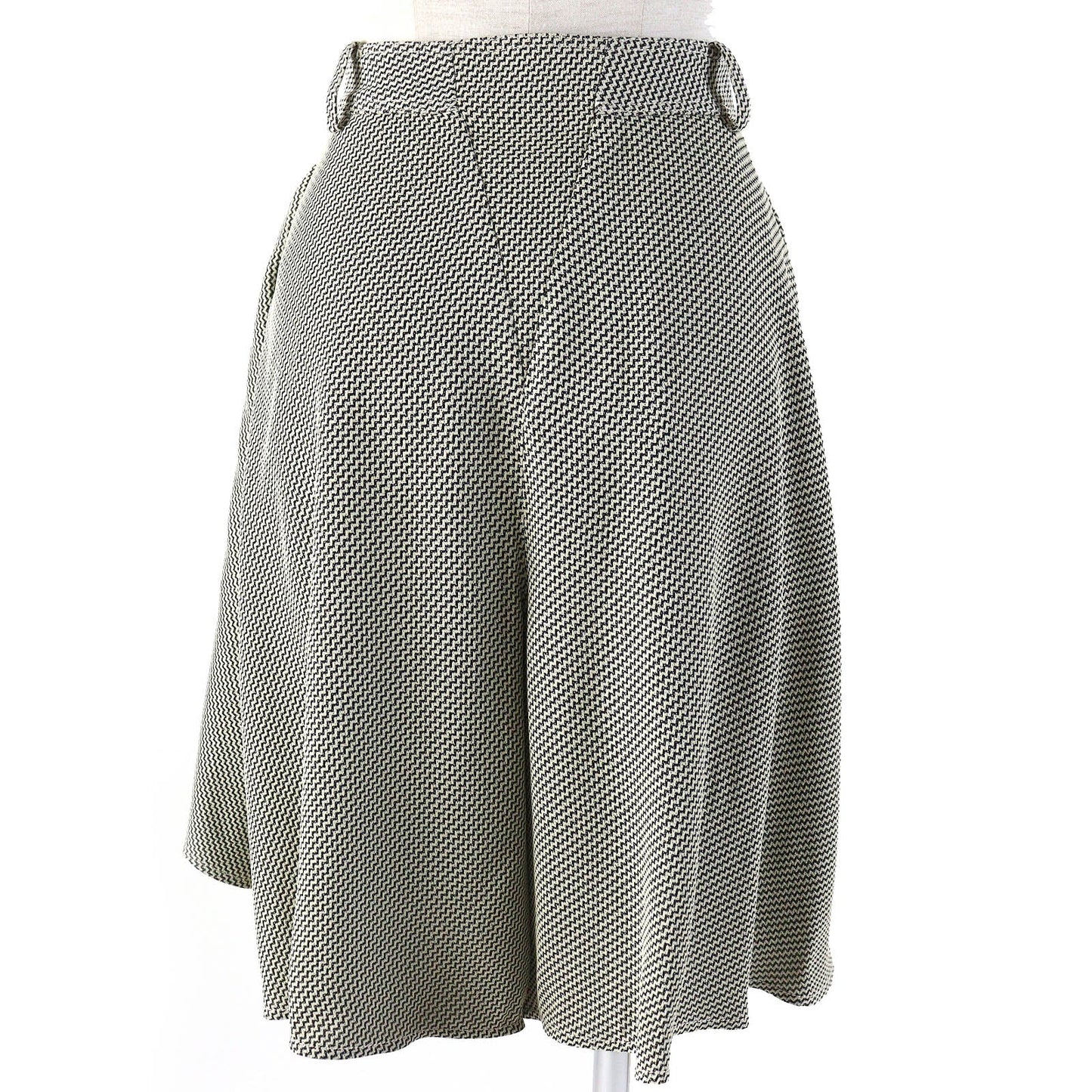 LOUIS VUITTON Shorts Outer: 53% rayon, Outer: 47% acetate, Lining: 100% silk Beige black Women 40