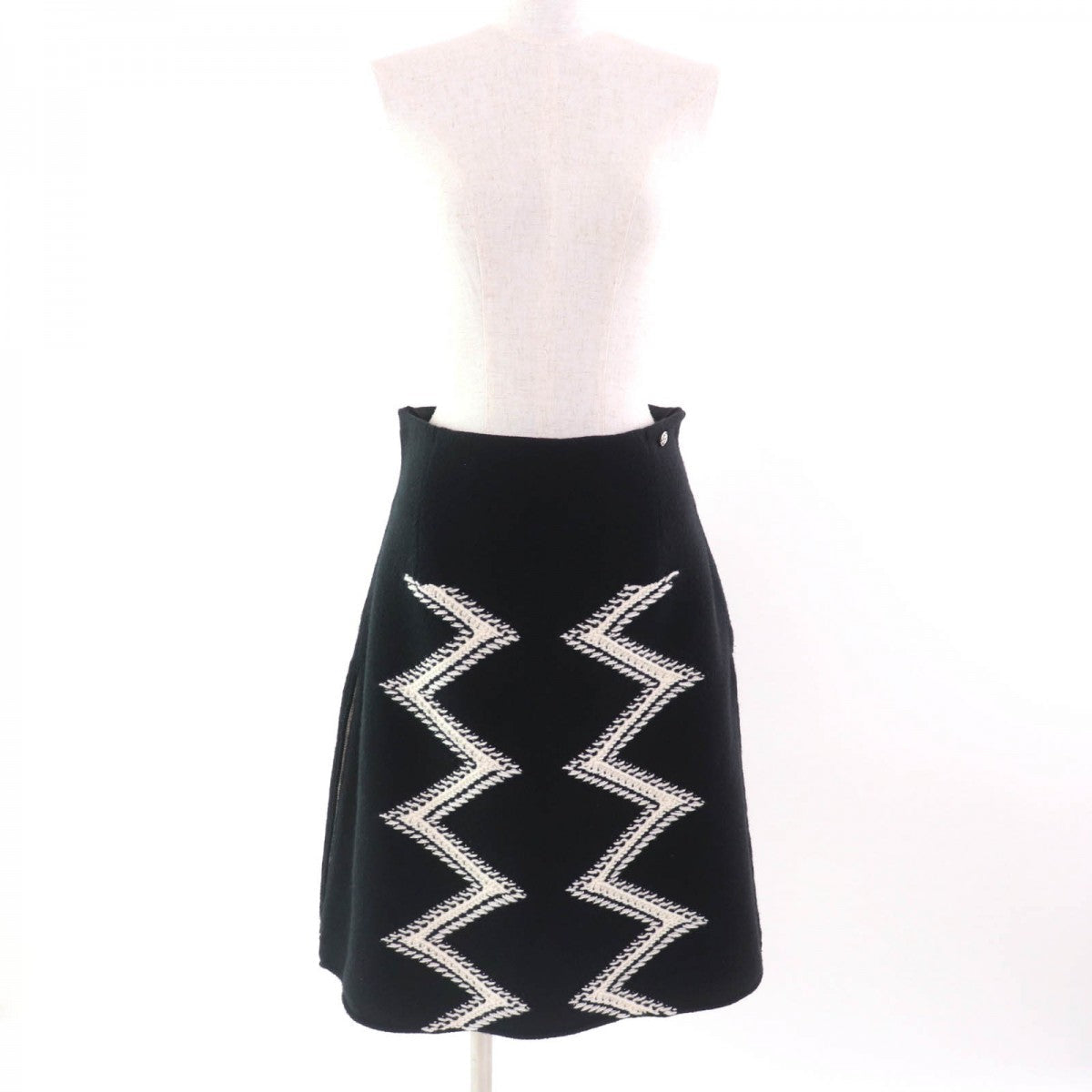 CHANEL skirt P55435 Outer: 70% wool, Outer: 30% cashmere, Lining: 52% acrylic, Lining: 17% polyester, Lining: 16% rayon black Women 42