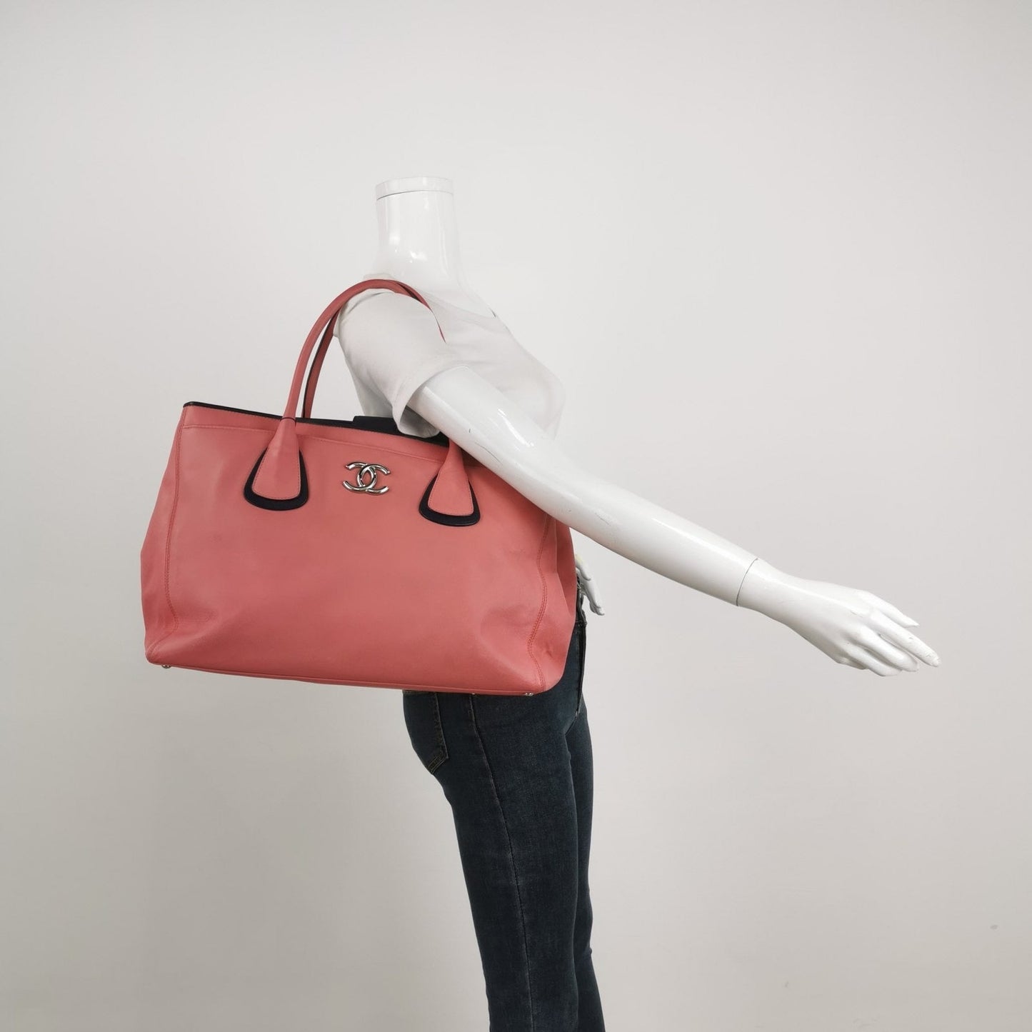 Chanel Cerf Executive 2009 Large Pink and Black Leather Tote Handbag