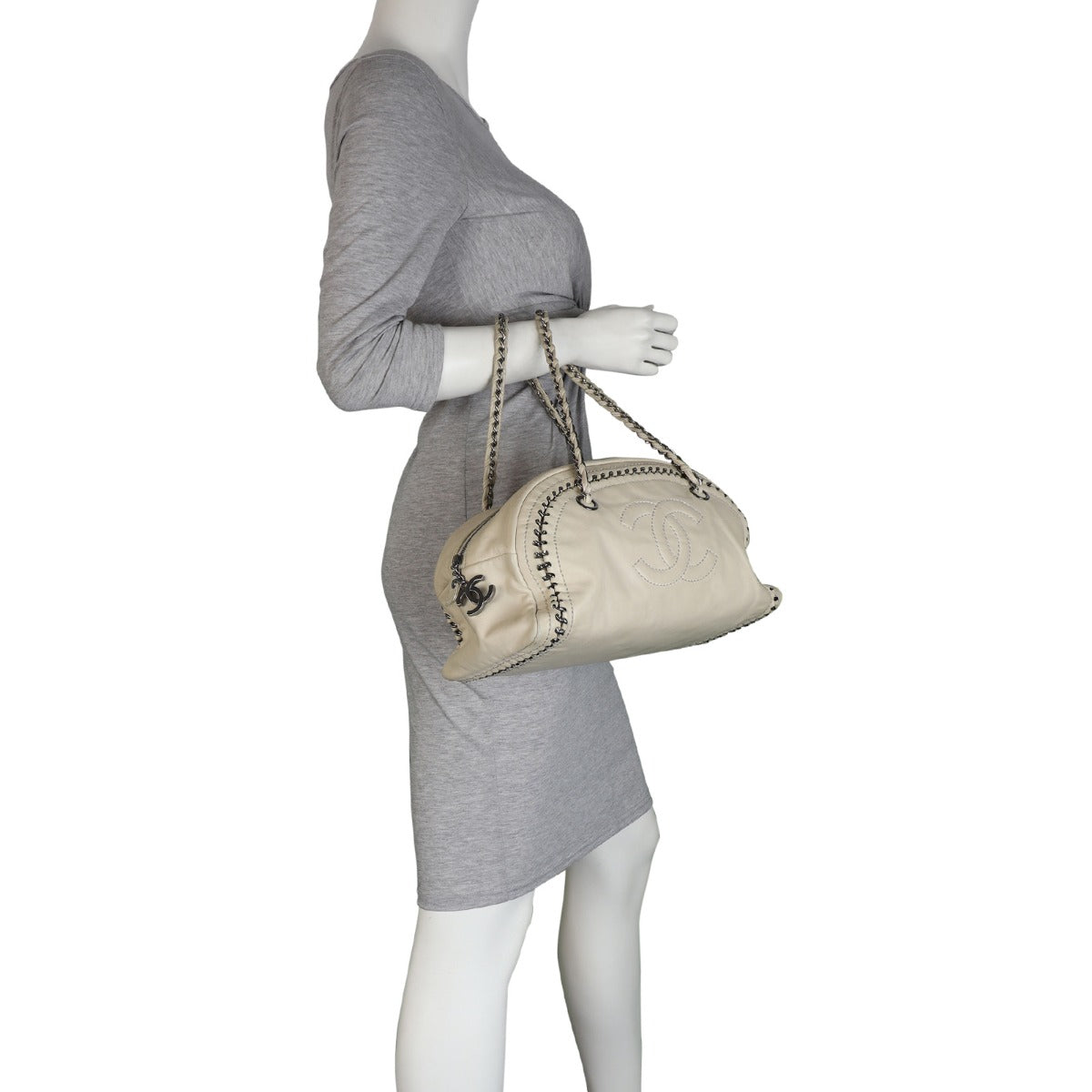 Chanel Luxe Ligne Bowler | Cream