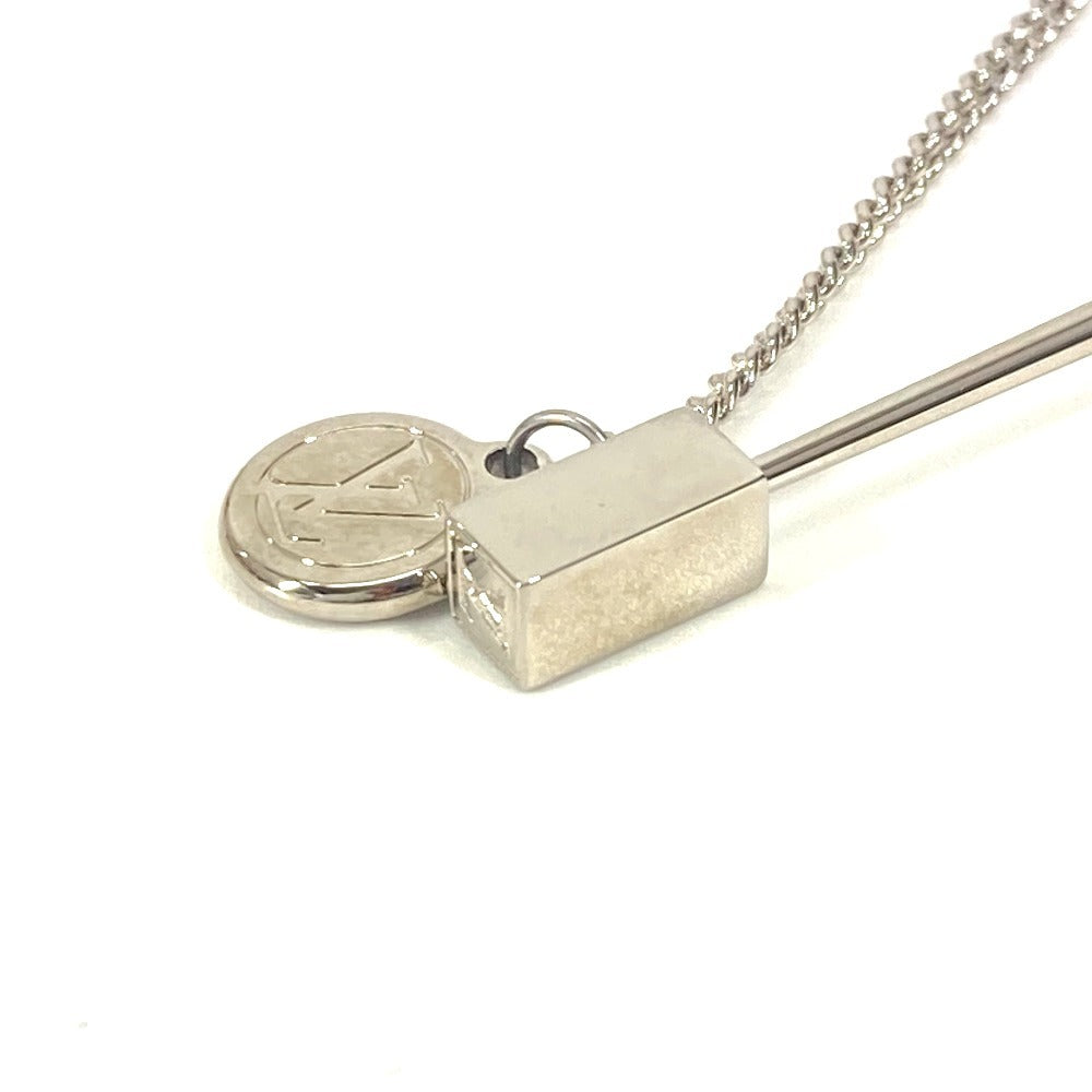 LOUIS VUITTON Brooch MP1799 metal Silver Charm Brooch Traveler Stamps unisex(Unisex)