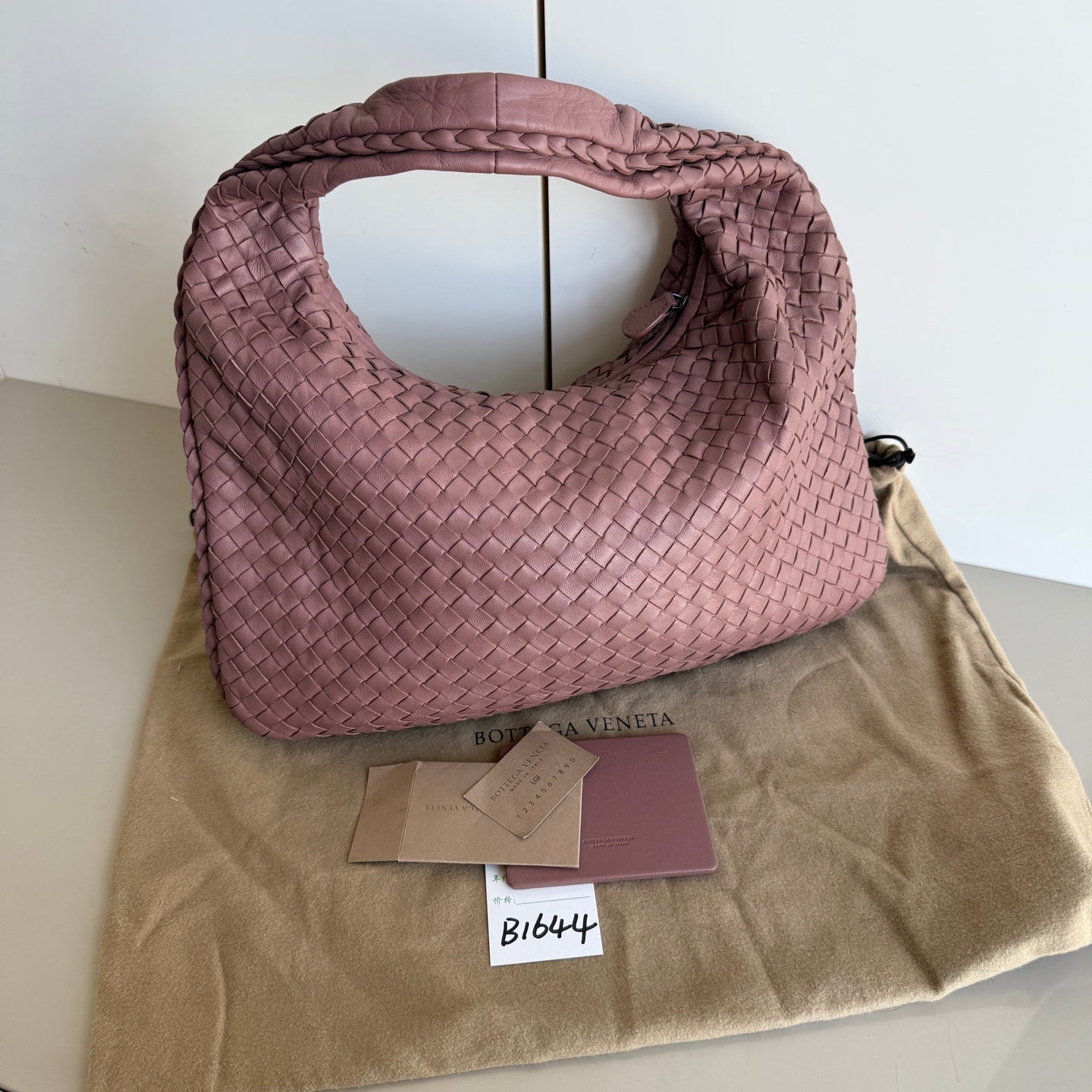 Bottega Veneta Veneta Leather Hobo Small Nude Dirty Pink 40cm