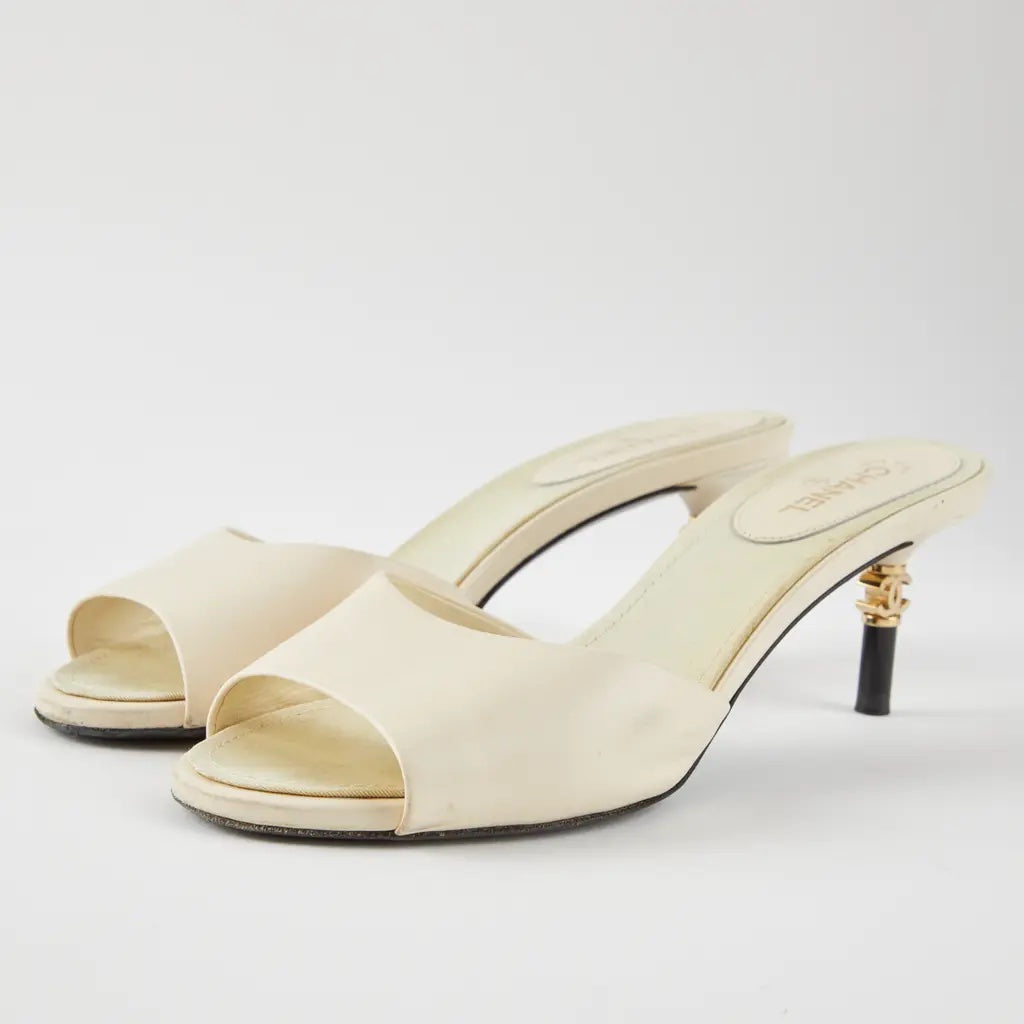 CHANEL INTERLOCKING CC HEEL LOGO LEATHER MULES
