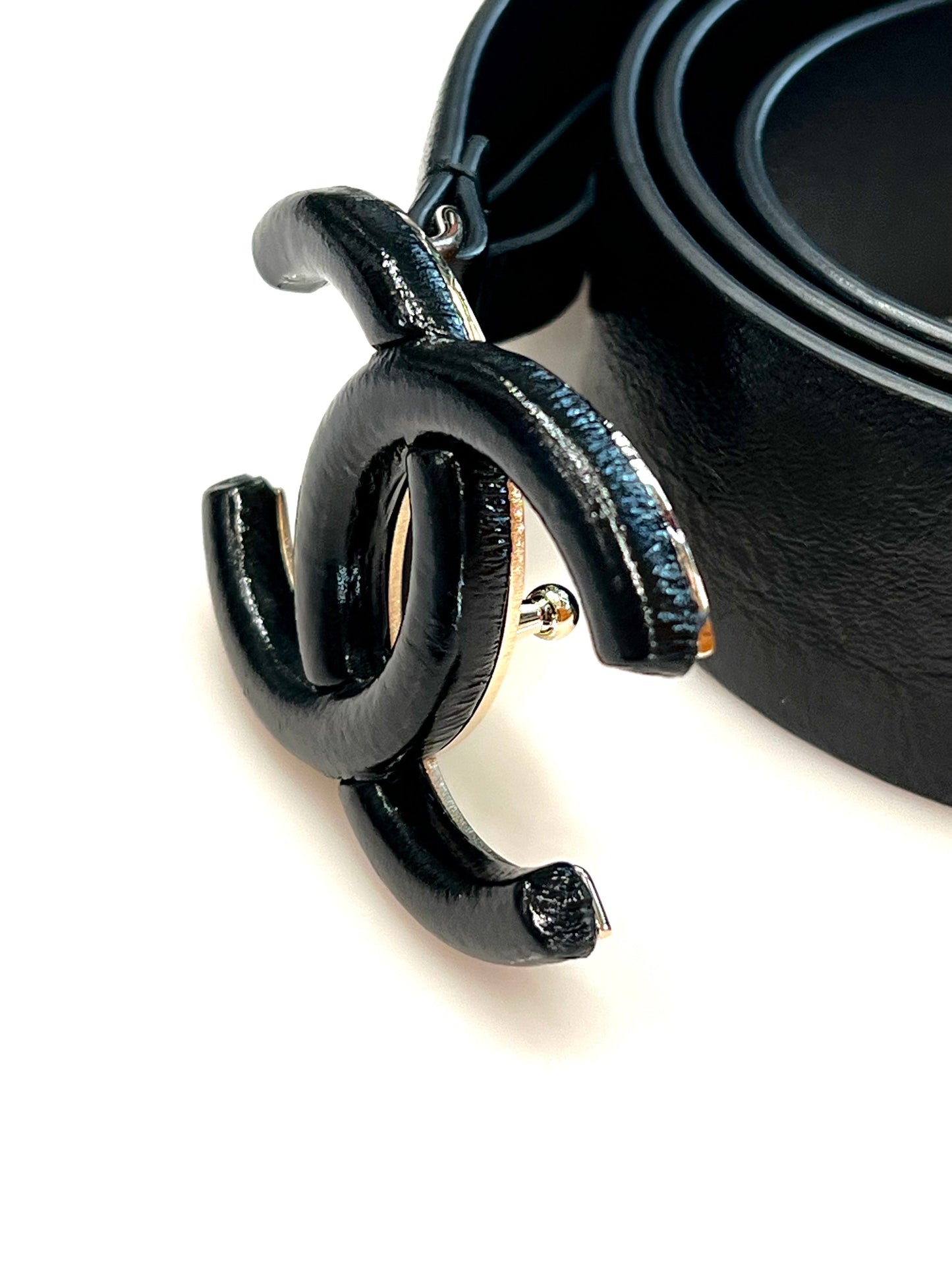 CHANEL INTERLOCKING CC LOGO LEATHER BELT