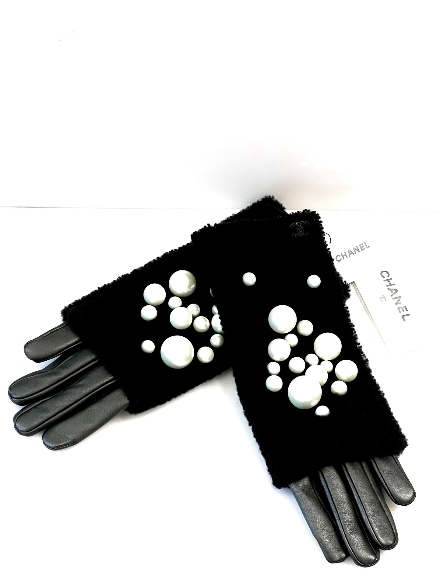 CHANEL CC PEARL LAMBSKIN LEATHER & SHEARLING GLOVES