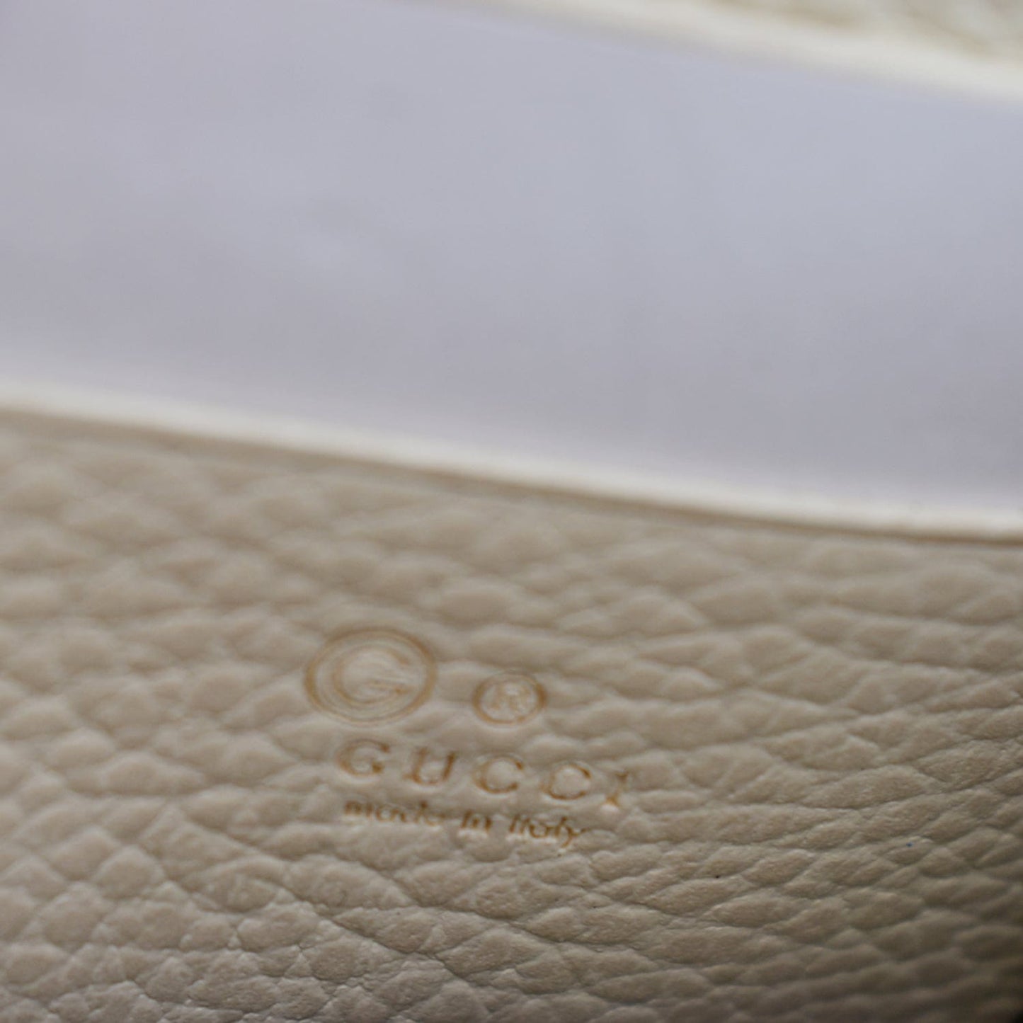 GUCCI GG Interlocking Pebbled Leather Crossbody Bag White 615523
