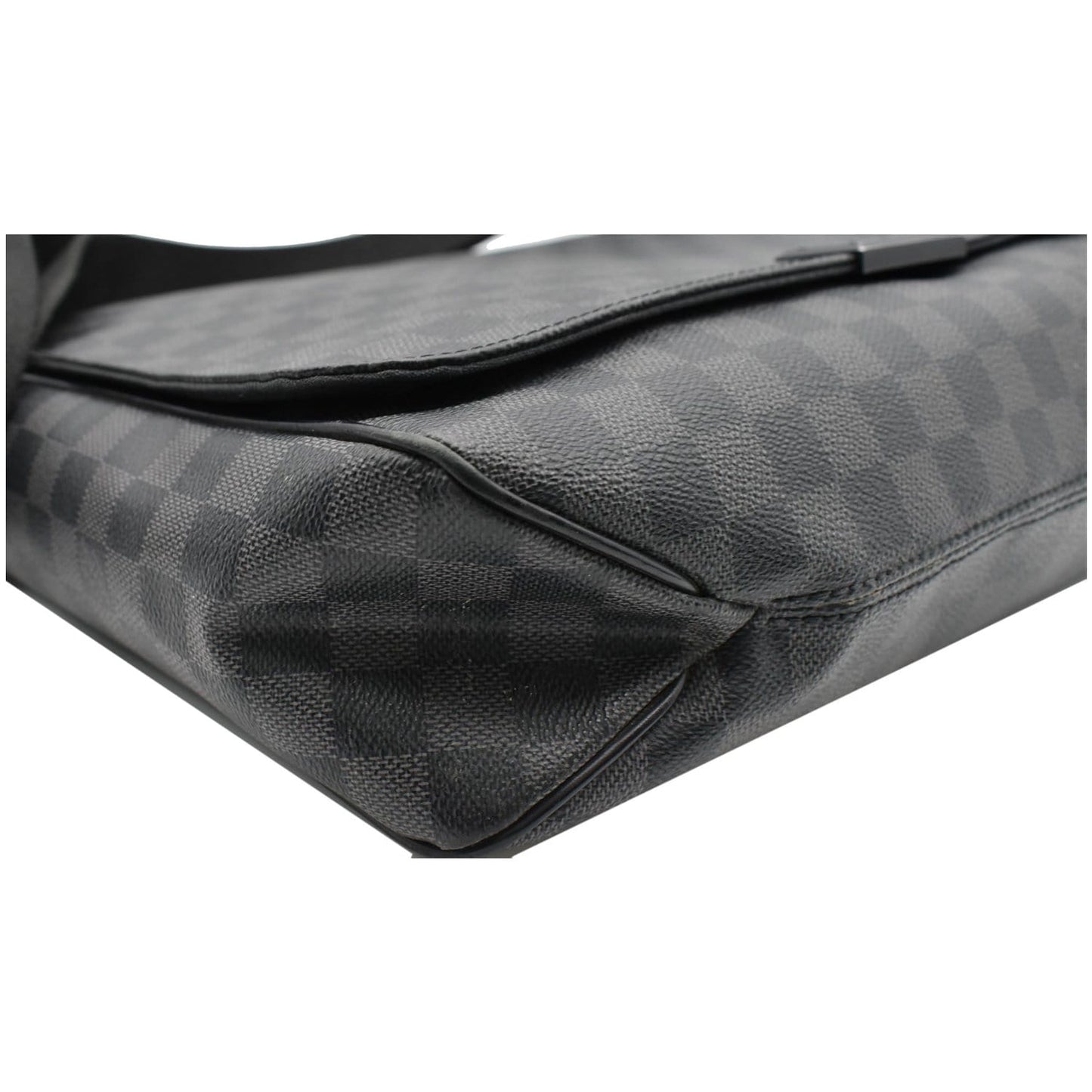 LOUIS VUITTON District GM Damier Graphite Messenger Crossbody Bag Black