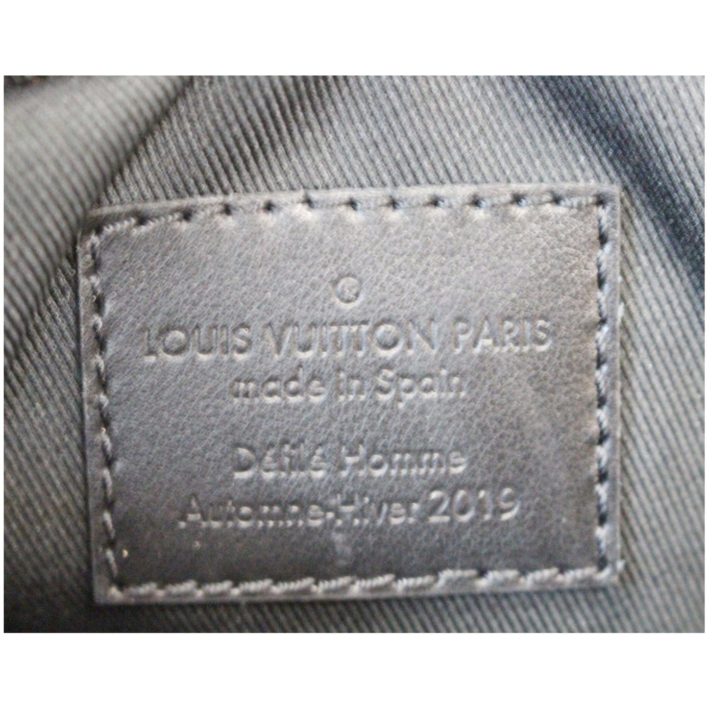 LOUIS VUITTON Sac Danube Taiga Messenger Crossbody Bag Black - 25% OFF