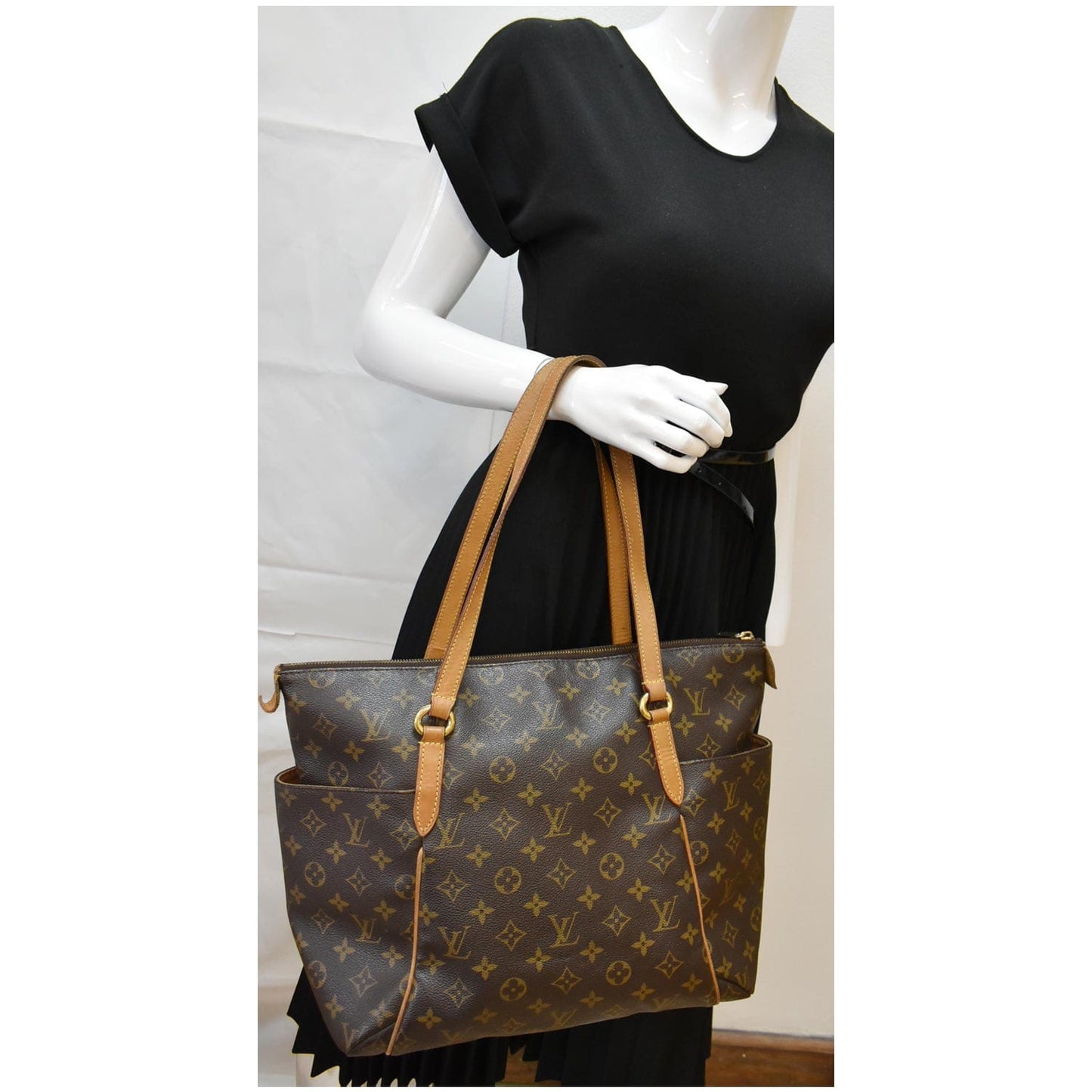 LOUIS VUITTON Totally MM Monogram Canvas Shoulder Bag Brown