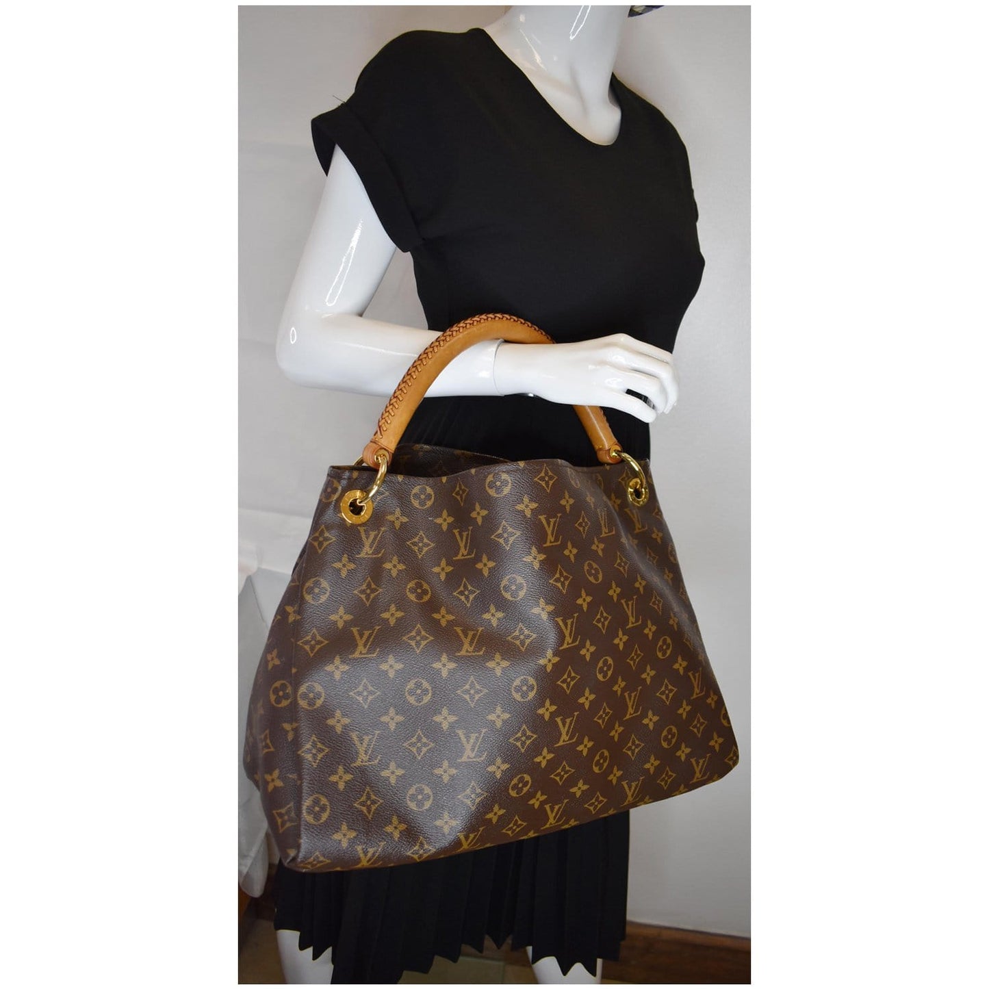 LOUIS VUITTON Artsy MM Monogram Canvas Shoulder Bag Brown