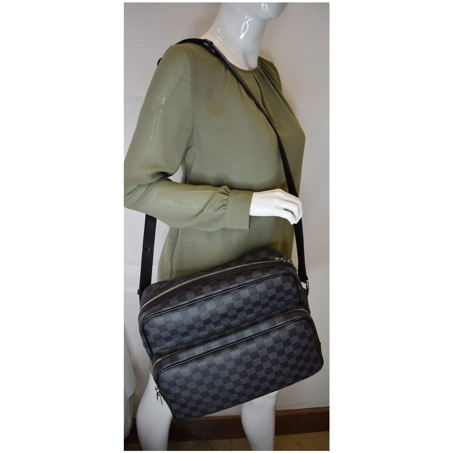LOUIS VUITTON Sac Leoh Damier Graphite Messenger Bag Black - 20% OFF