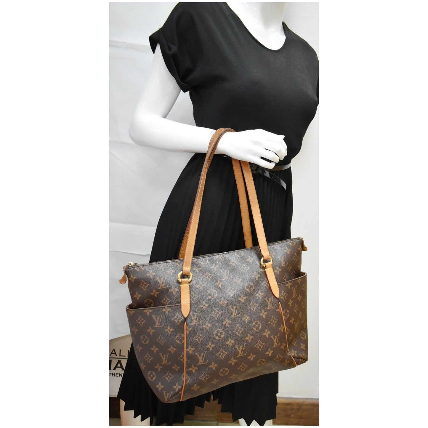 LOUIS VUITTON Totally MM Monogram Canvas Shoulder Bag Brown