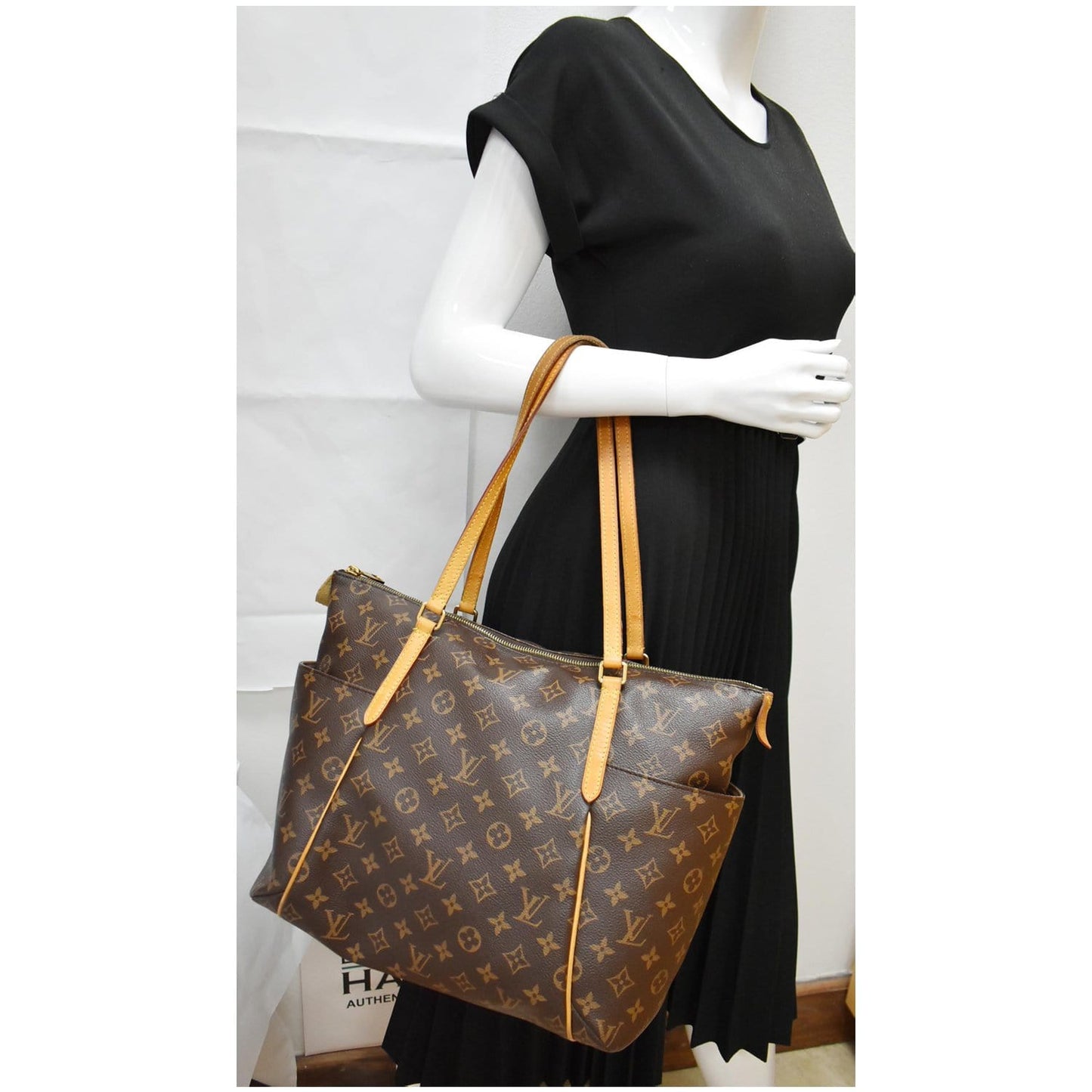 LOUIS VUITTON Totally MM Monogram Canvas Shoulder Bag Brown