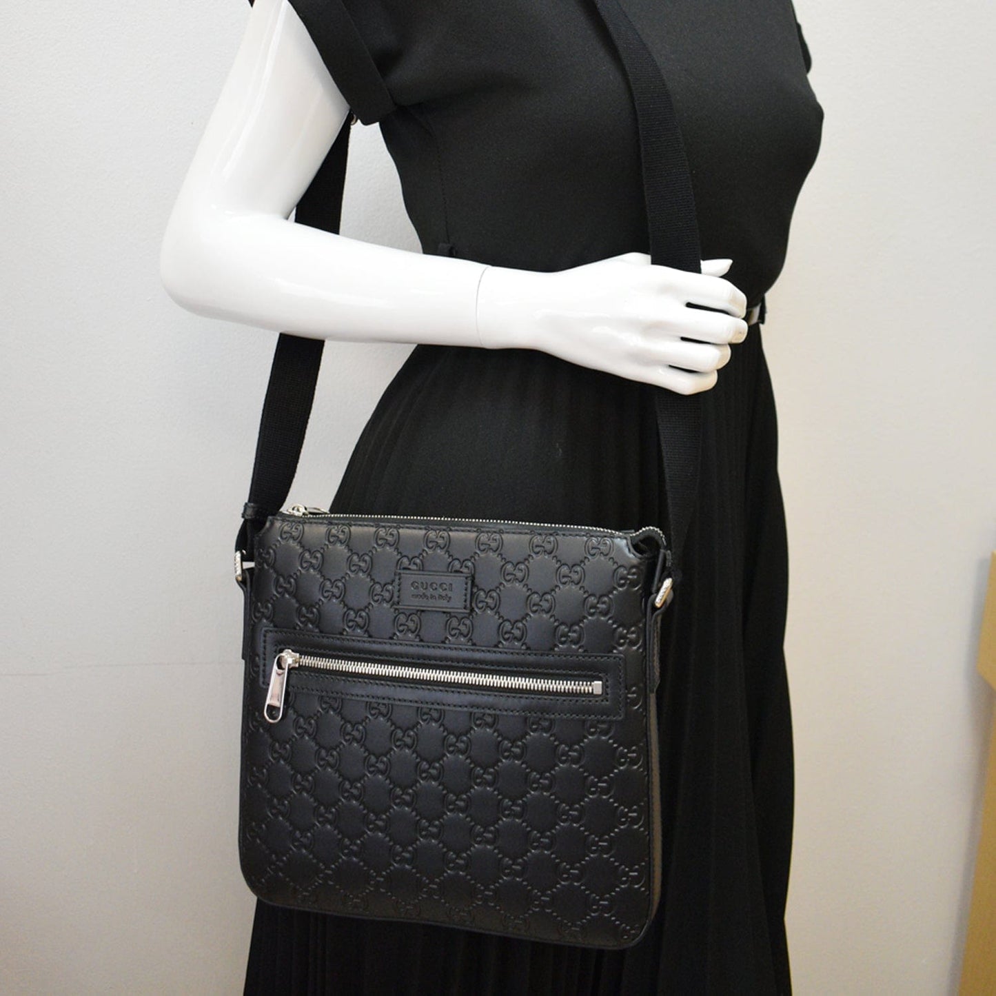 GUCCI GG Signature Leather Black Messenger Bag 406410