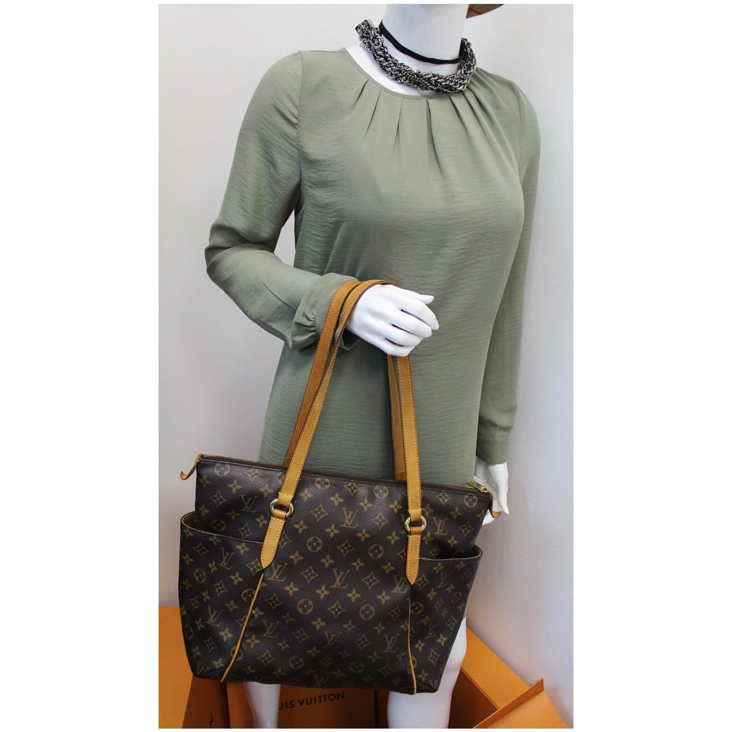 LOUIS VUITTON Totally MM Monogram Canvas Shoulder Bag Brown