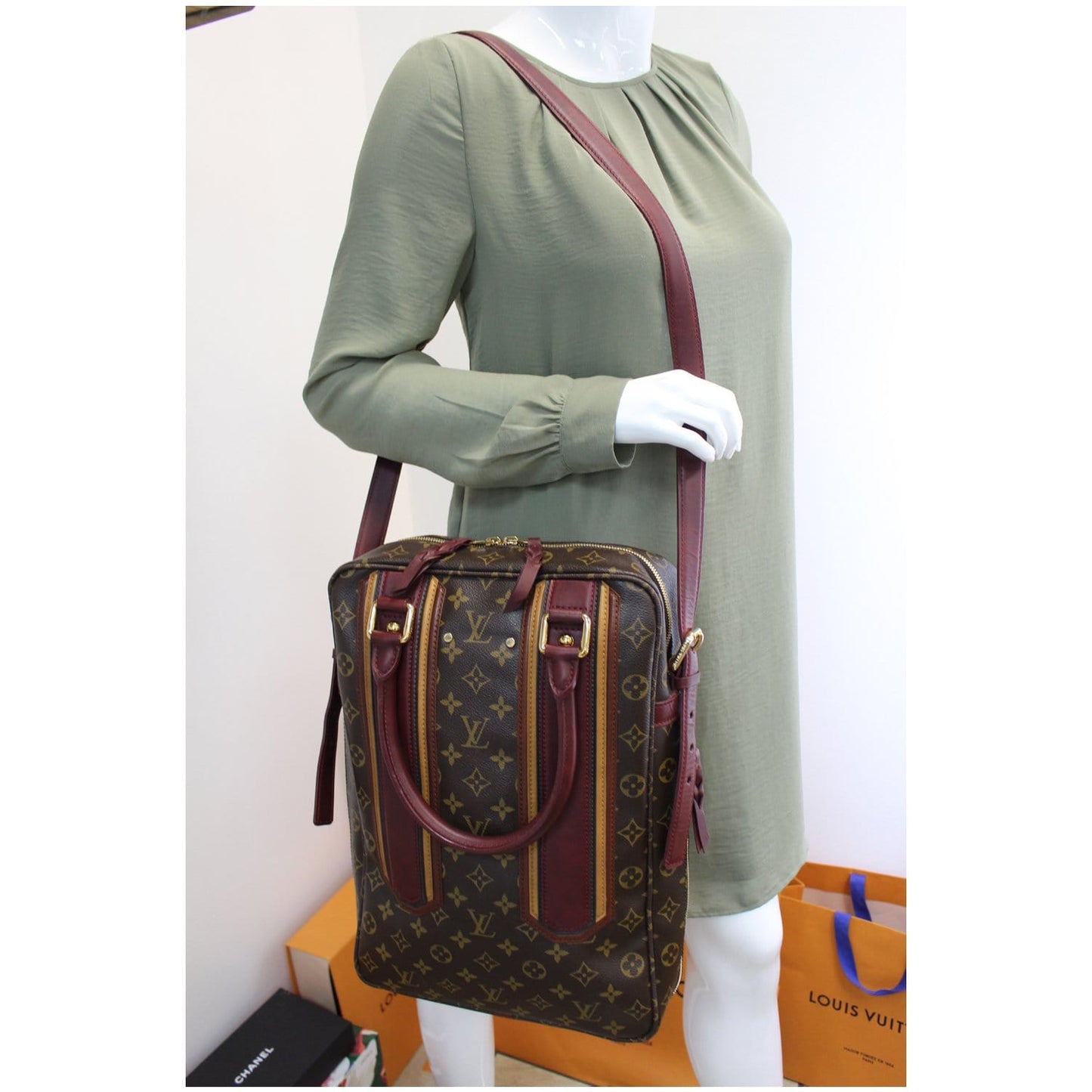 LOUIS VUITTON Bequia Porte Document Monogram Vertical Tote Bag Brown