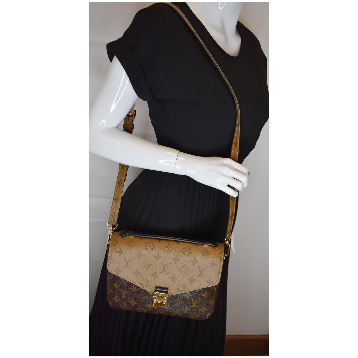 LOUIS VUITTON Metis Pochette Reverse Monogram Canvas Crossbody Bag Brown