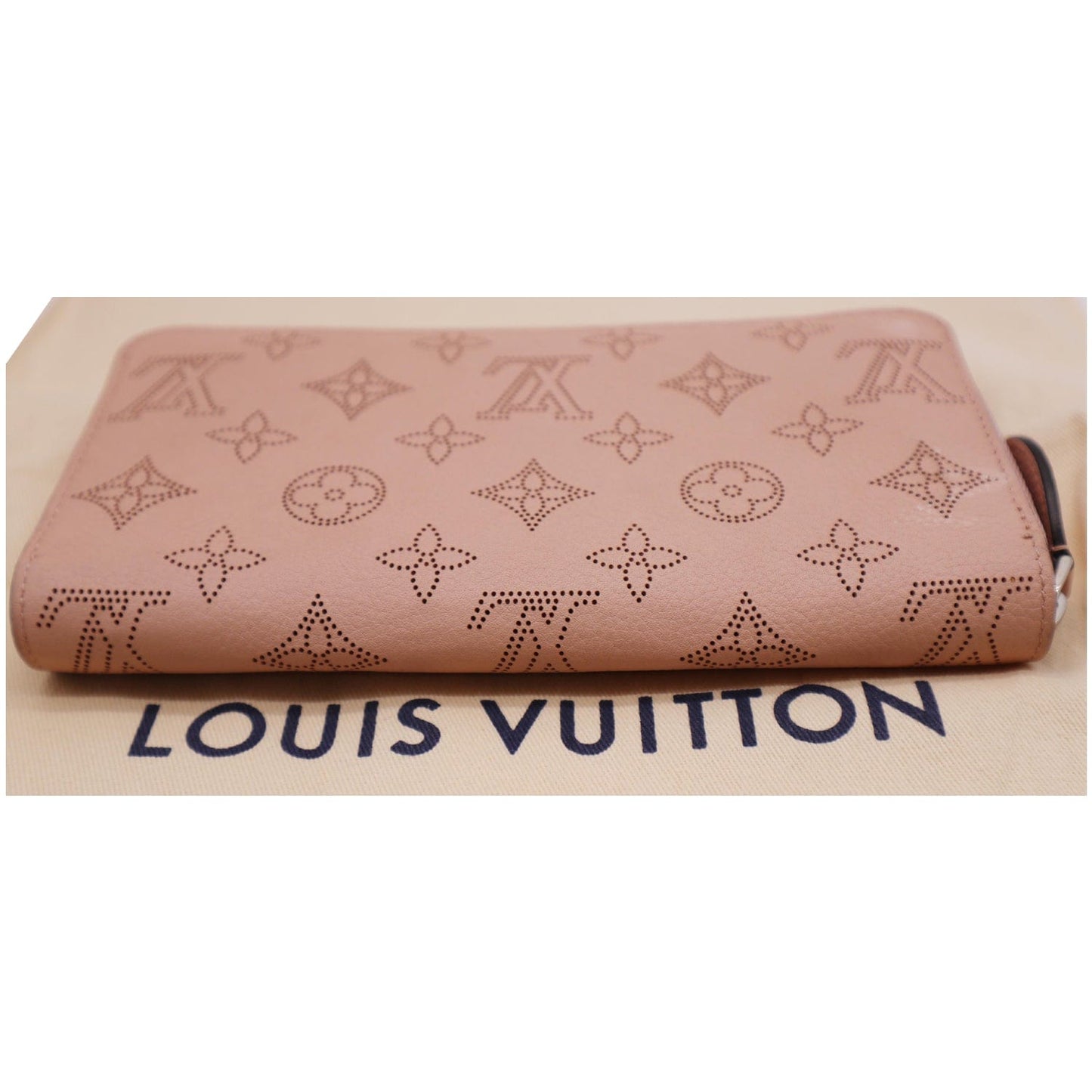 LOUIS VUITTON Mahina Leather Zippy Wallet Magnolia - 20% OFF