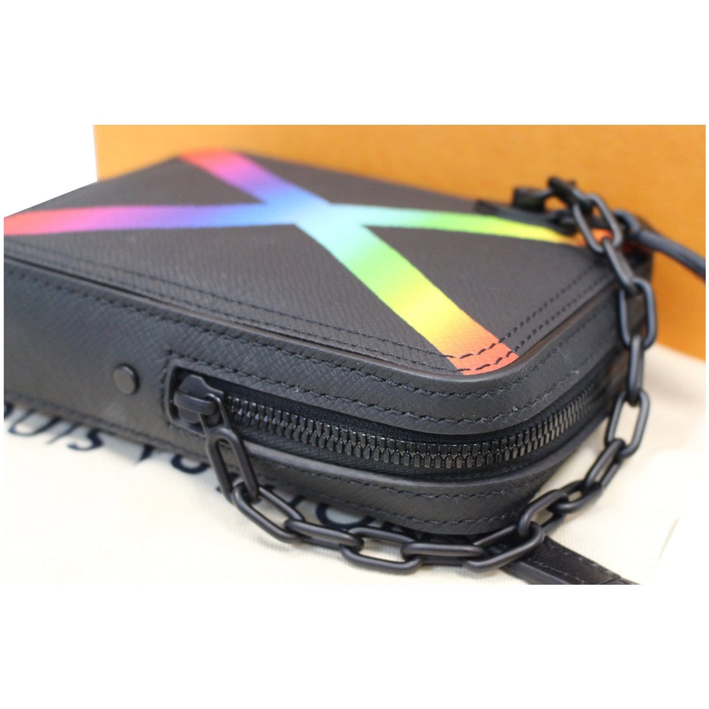LOUIS VUITTON Sac Danube Taiga Messenger Crossbody Bag Black - 25% OFF