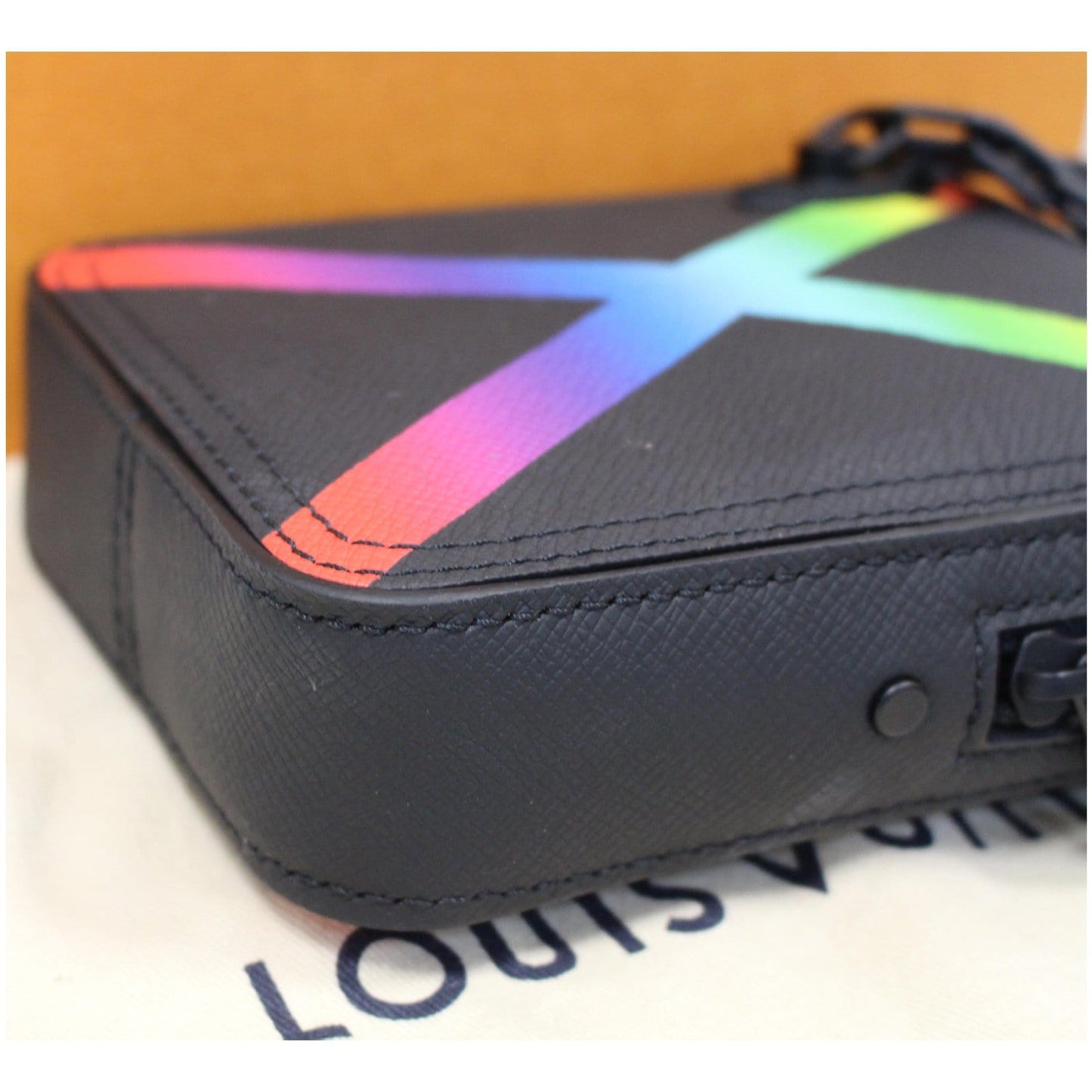 LOUIS VUITTON Sac Danube Taiga Messenger Crossbody Bag Black - 25% OFF