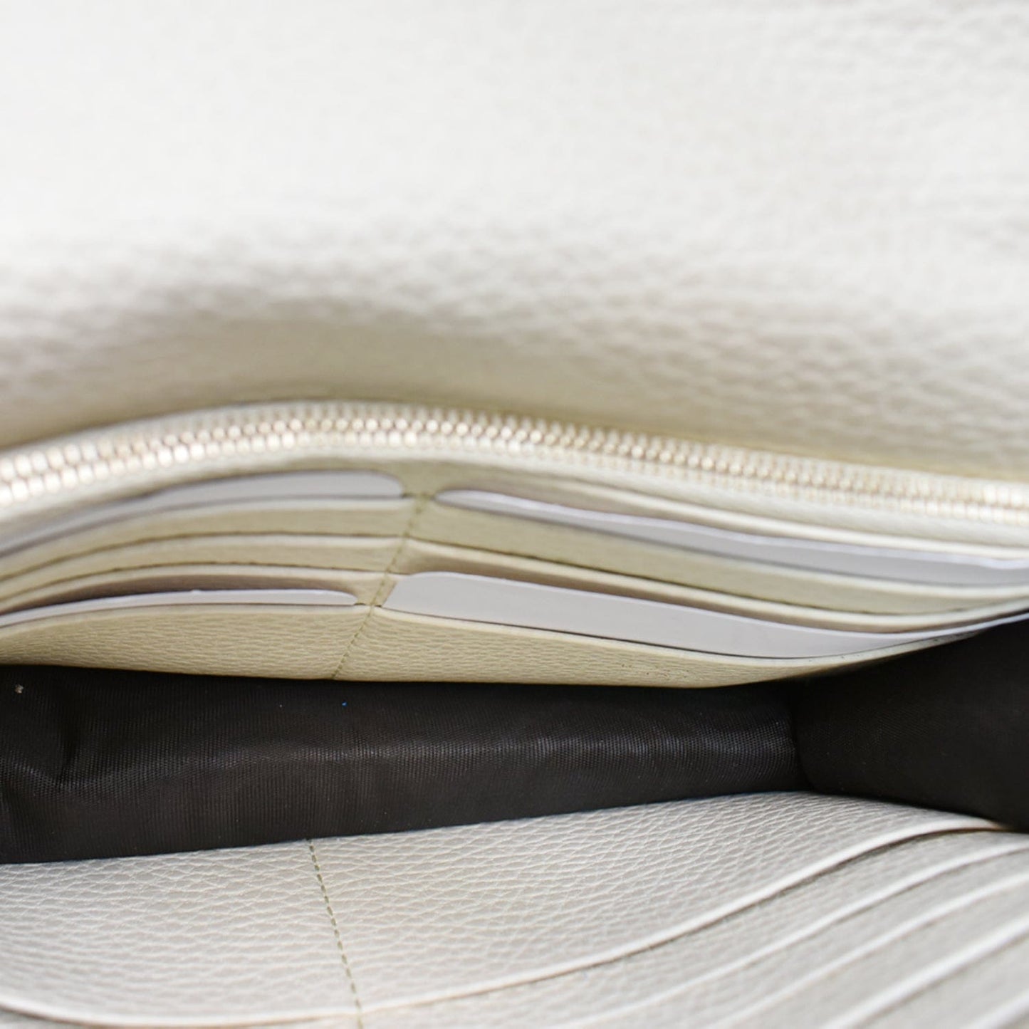 GUCCI GG Interlocking Pebbled Leather Crossbody Bag White 615523