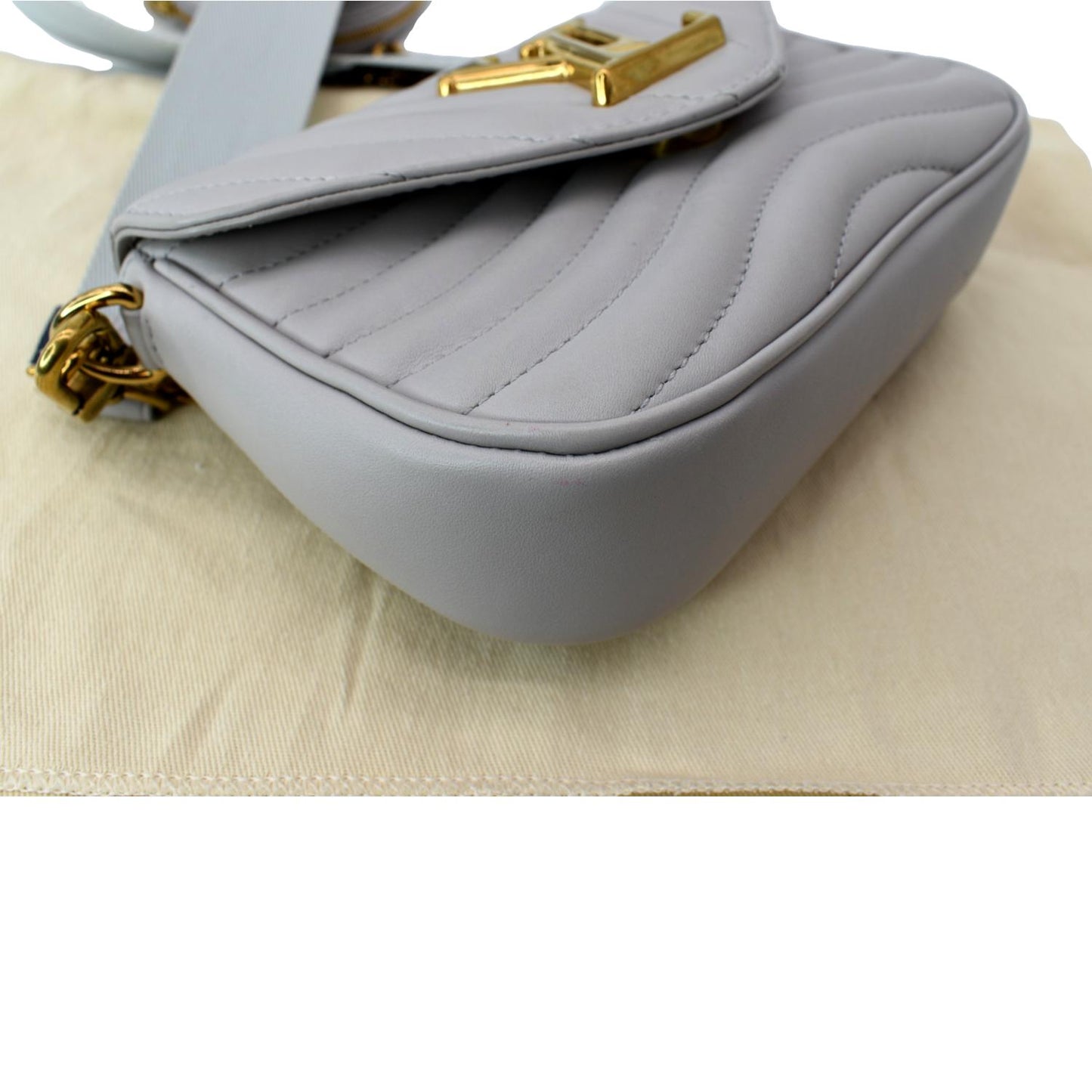 LOUIS VUITTON New Wave Multi Pochette Leather Chain Shoulder Bag Light Grey