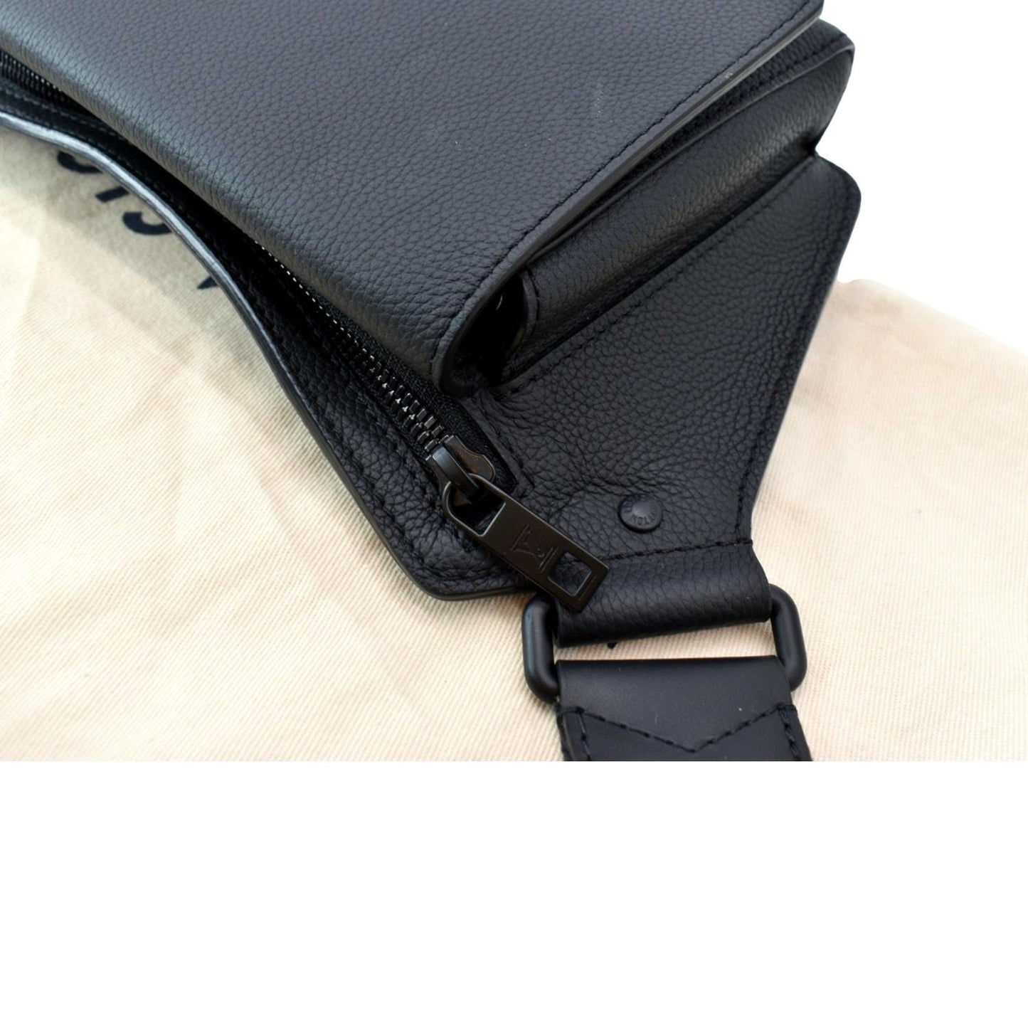 LOUIS VUITTON Sling Aerogram Grained Calf Leather Crossbody Bag Black