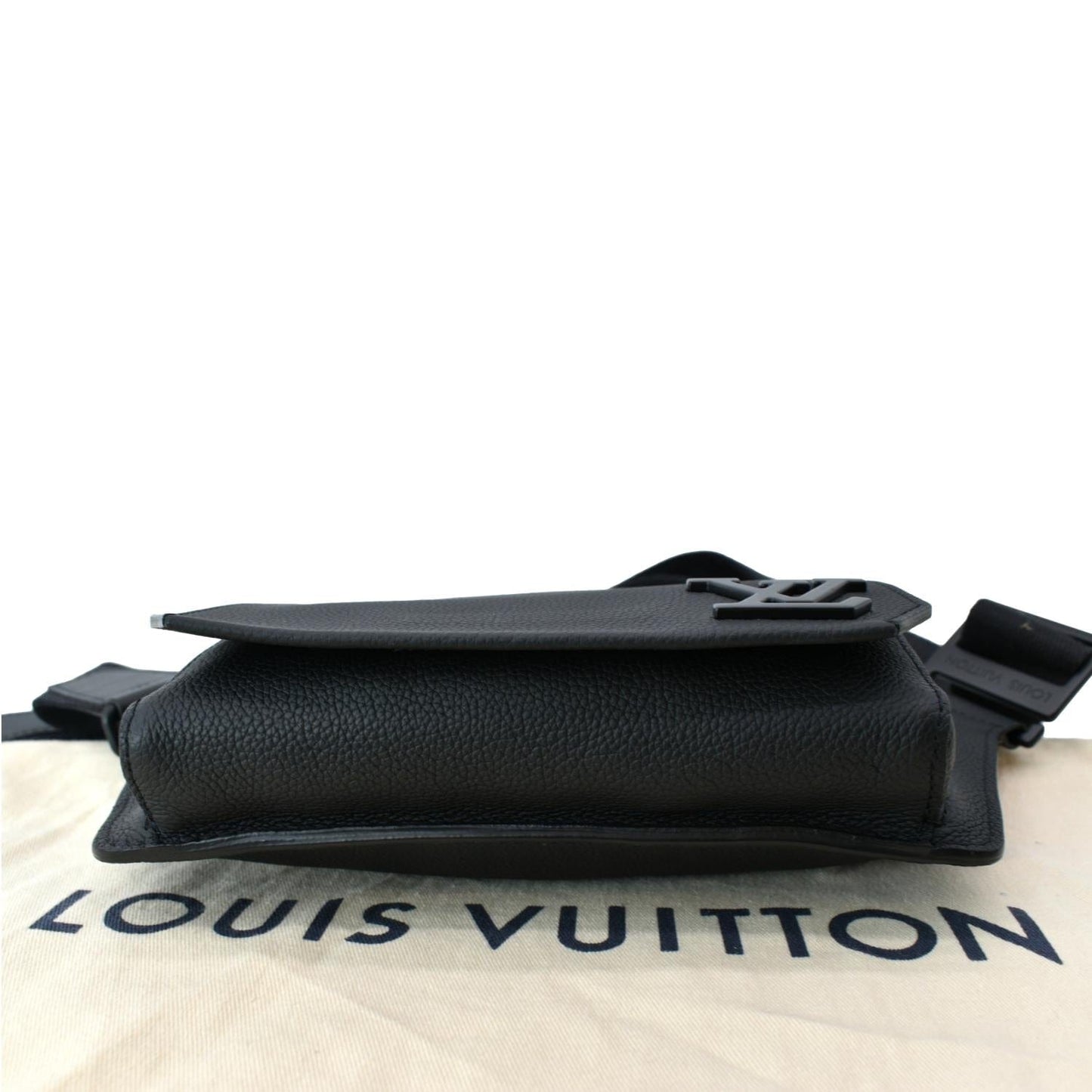 LOUIS VUITTON Sling Aerogram Grained Calf Leather Crossbody Bag Black