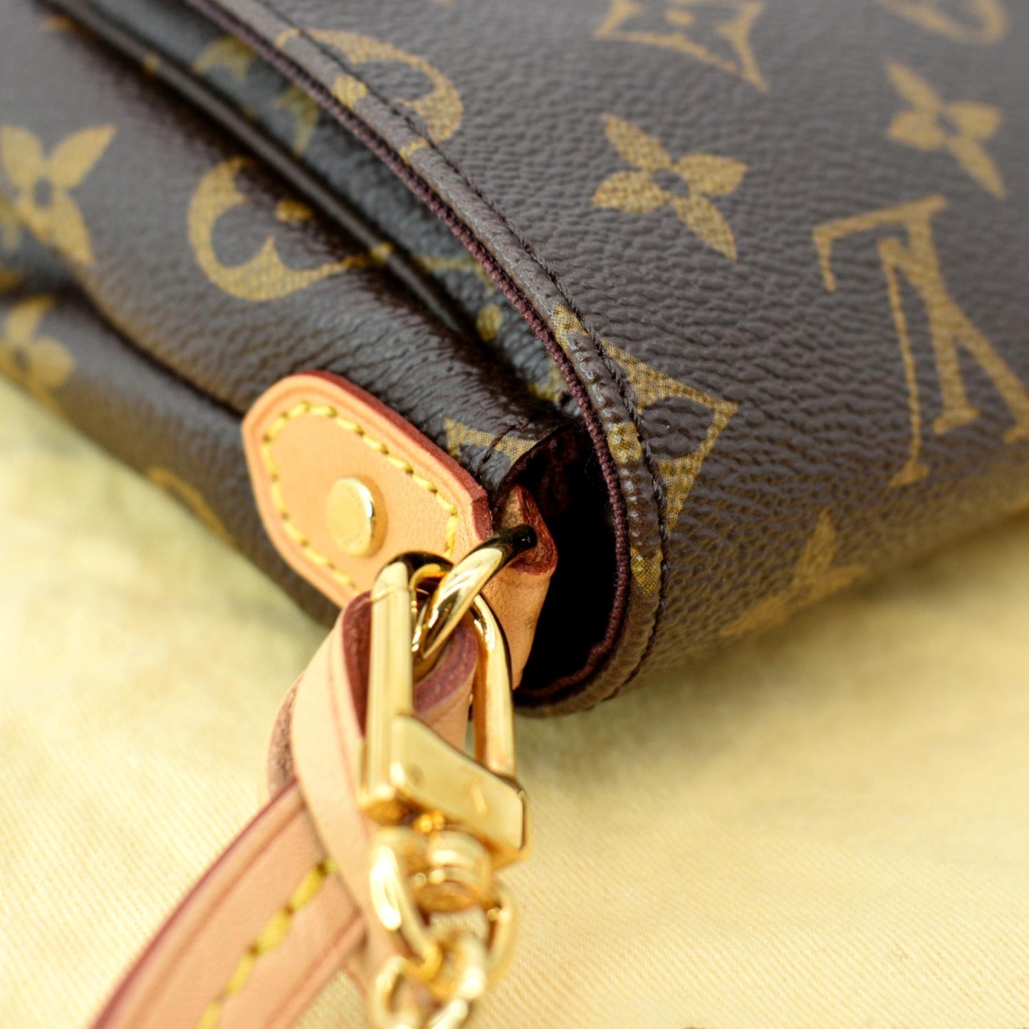 LOUIS VUITTON Favorite MM Monogram Canvas Crossbody Bag Brown
