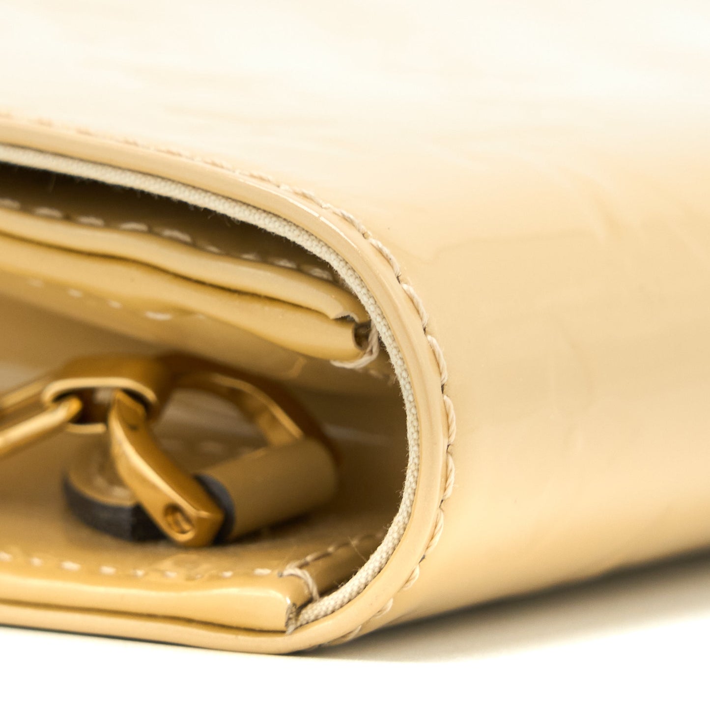 Louis Vuitton Ana Vernis Clutch With Chain Patent Beige