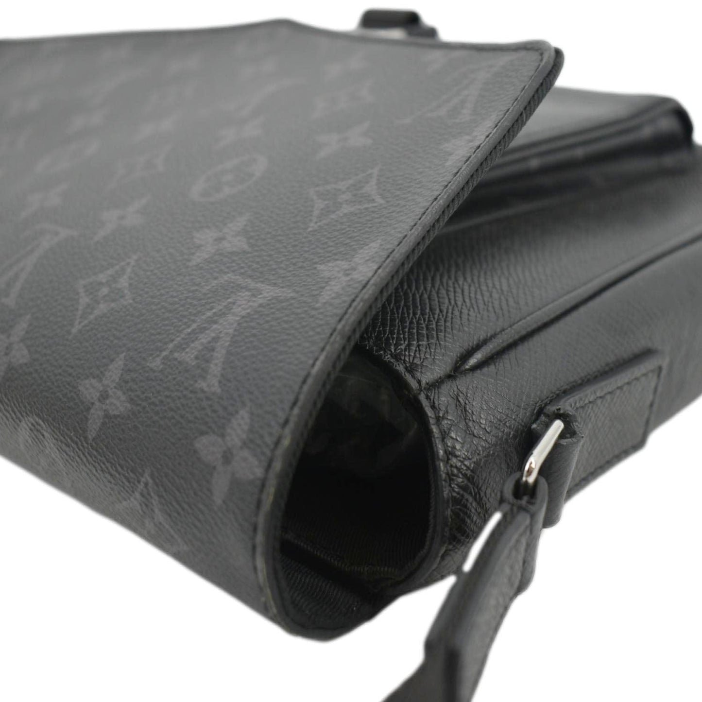 LOUIS VUITTON Taigarama Messengerama Monogram Eclipse Messenger Bag Grey