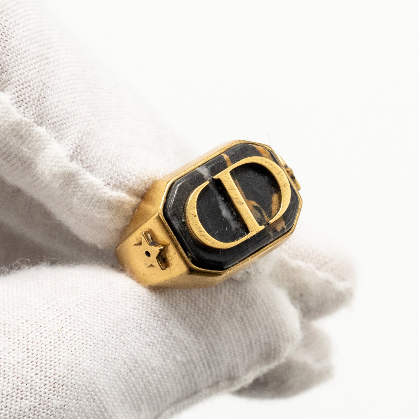 Size M and Star Ring Gold Tone