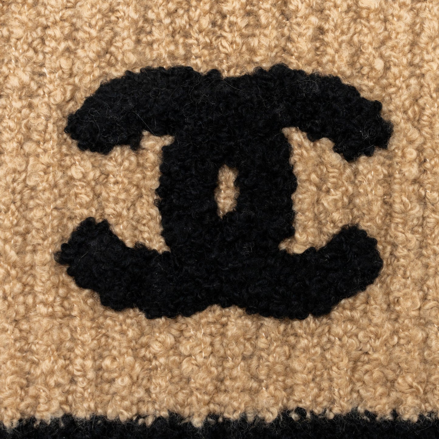 Chanel cashmere and sold logo scarf beige / black