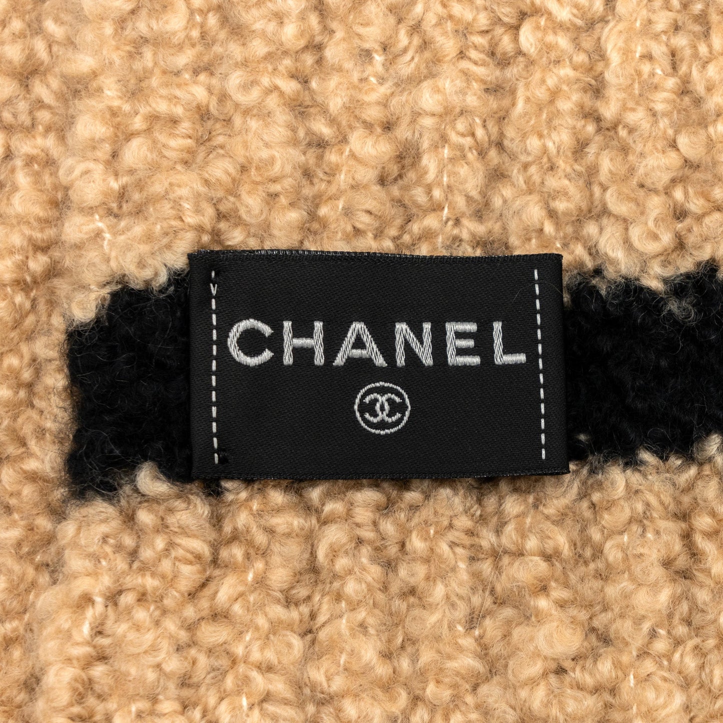 Chanel cashmere and sold logo scarf beige / black