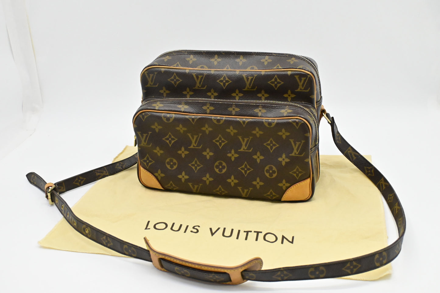 Louis Vuitton Nil in Monogram Canvas