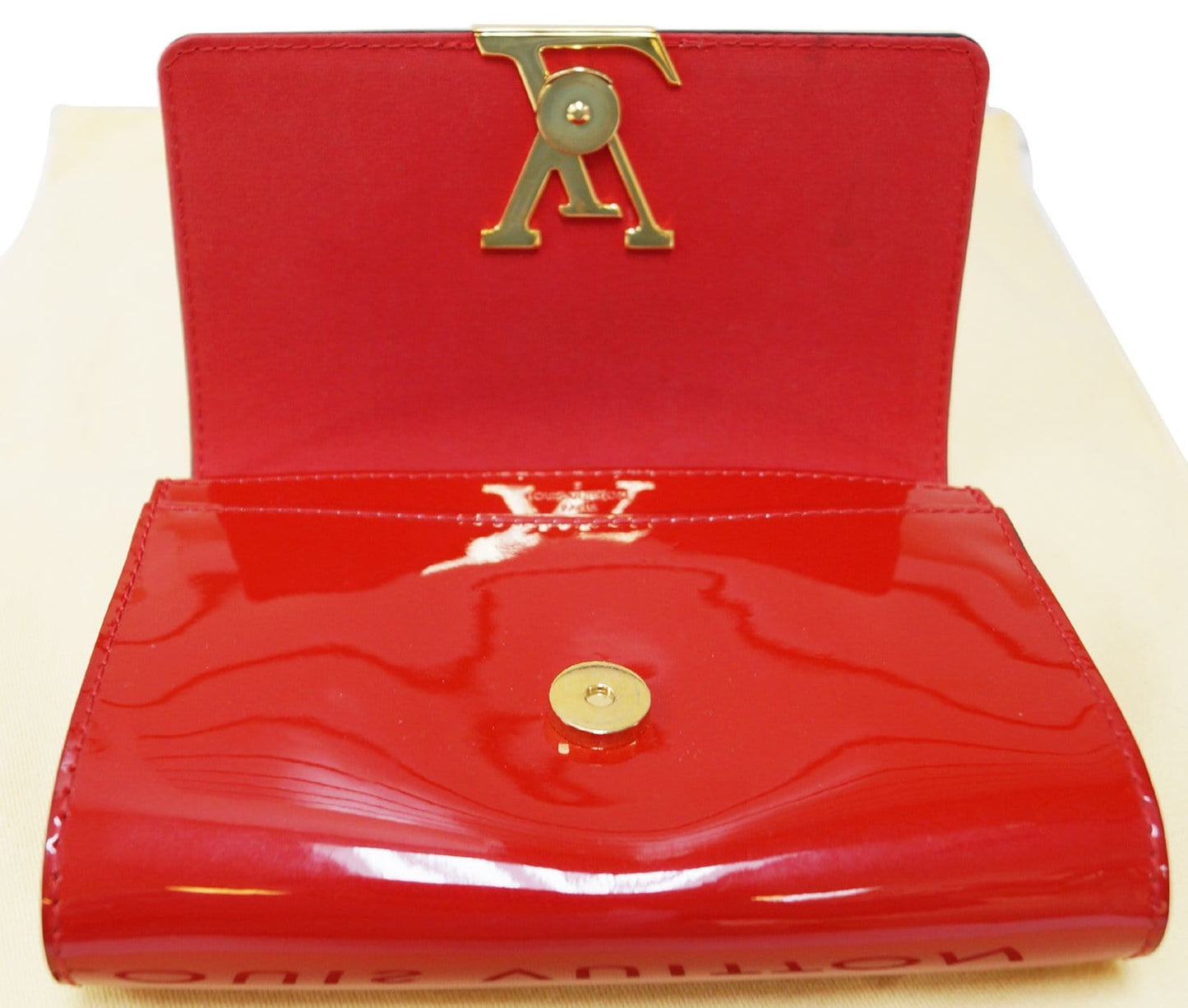 LOUIS VUITTON Red Patent Leather Louise Clutch Shoulder Crossbody Bag