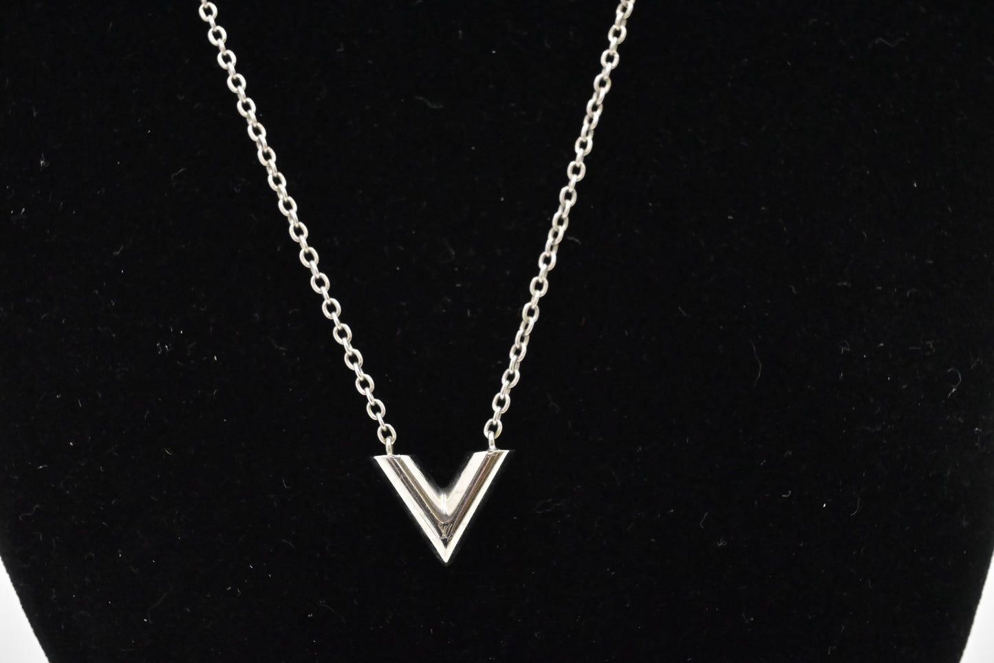 Louis Vuitton Essential V Supple Necklace