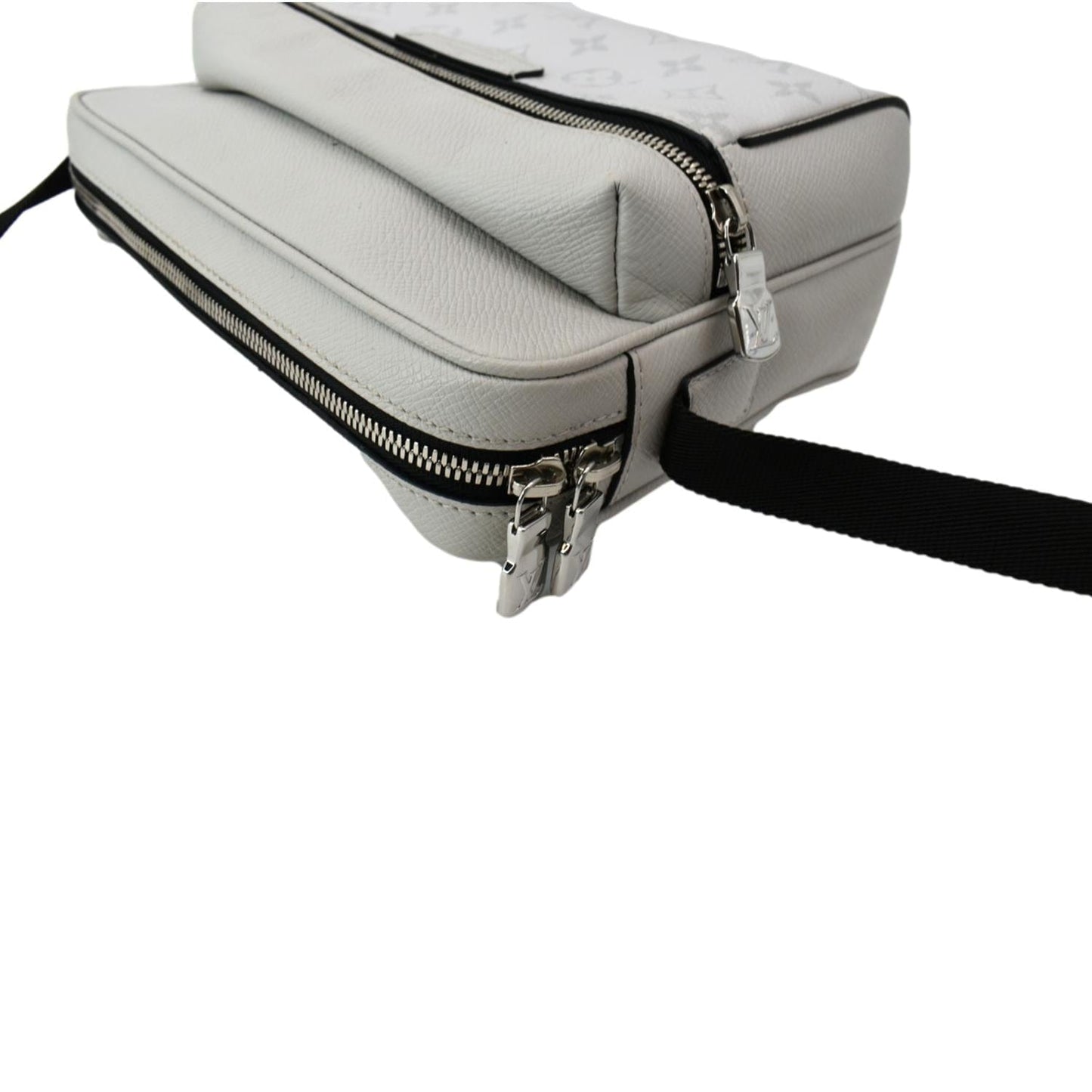 LOUIS VUITTON Outdoor Messenger Monogram Taiga Leather Shoulder Bag Antartica