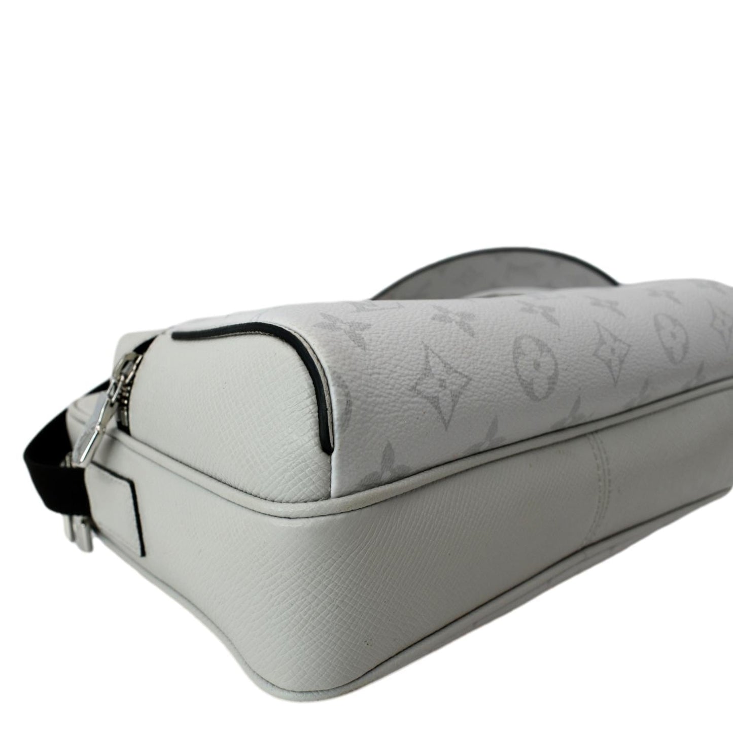 LOUIS VUITTON Outdoor Messenger Monogram Taiga Leather Shoulder Bag Antartica