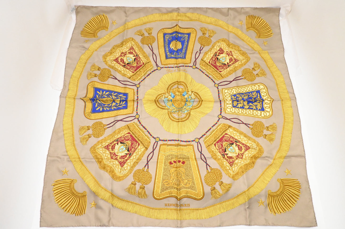 Hermes 'Poste et Cavalrie' Carre 90 in Beige Silk