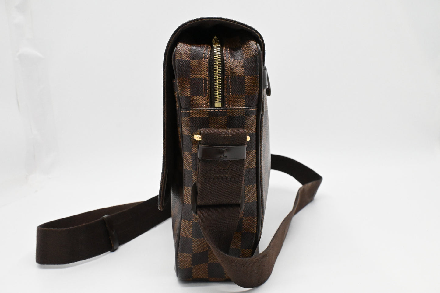 Louis Vuitton Shelton MM in Damier Ebene Canvas